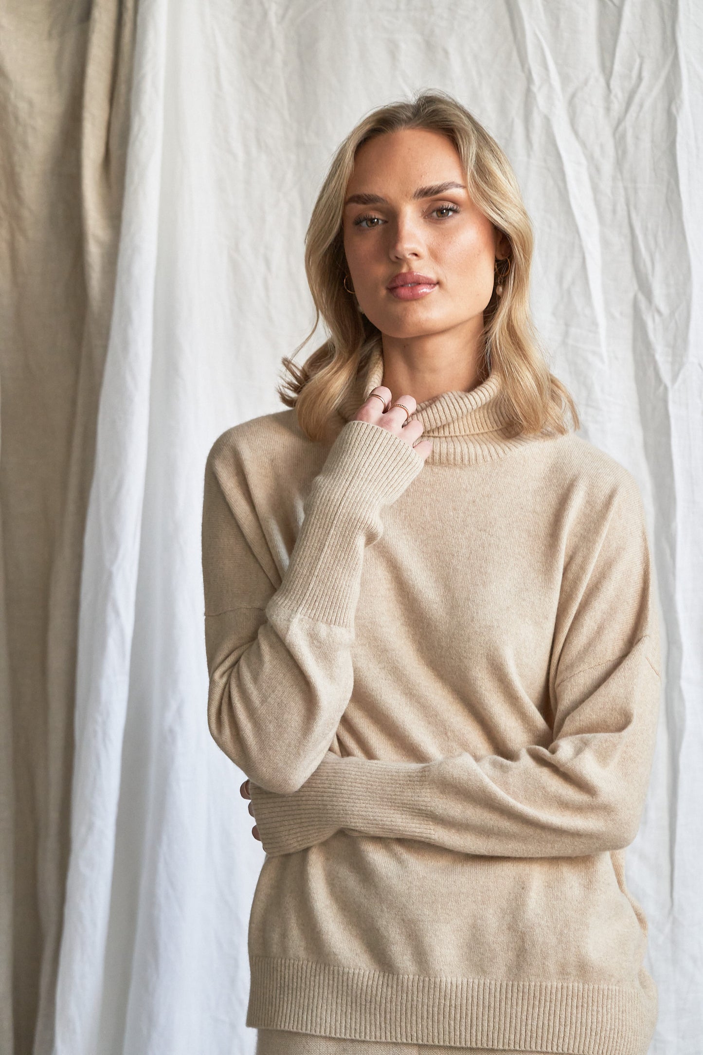 Indulge in the soft luxury of our oversized oatmeal cashmere sweater, designed with a high neckline and relaxed fit for all-day comfort. Made from 100% pure, ethically sourced cashmere, this roomy women’s knit features wide sleeves, drop shoulders, and a soft neutral hue that complements every wardrobe.
Perfect for layering or lounging, this high neck oversized sweater is a modern essential for effortless cold-weather dressing. Soft, breathable, and naturally insulating — it’s winter comfort with elevated