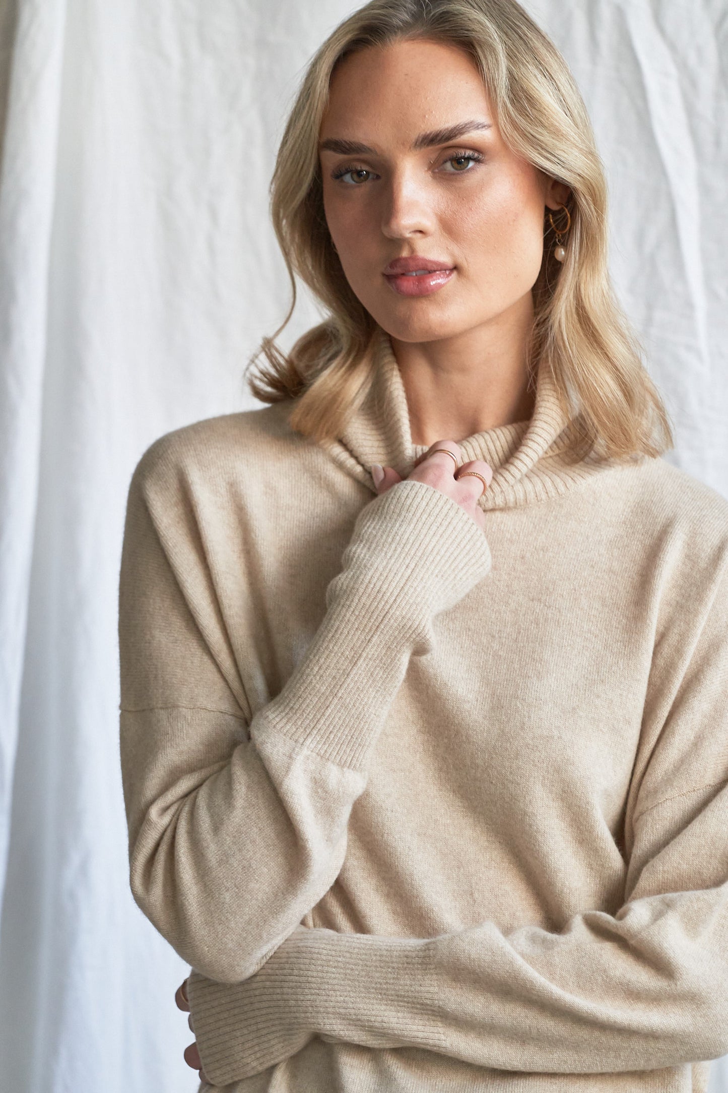 Indulge in the soft luxury of our oversized oatmeal cashmere sweater, designed with a high neckline and relaxed fit for all-day comfort. Made from 100% pure, ethically sourced cashmere, this roomy women’s knit features wide sleeves, drop shoulders, and a soft neutral hue that complements every wardrobe.
Perfect for layering or lounging, this high neck oversized sweater is a modern essential for effortless cold-weather dressing. Soft, breathable, and naturally insulating — it’s winter comfort with elevated