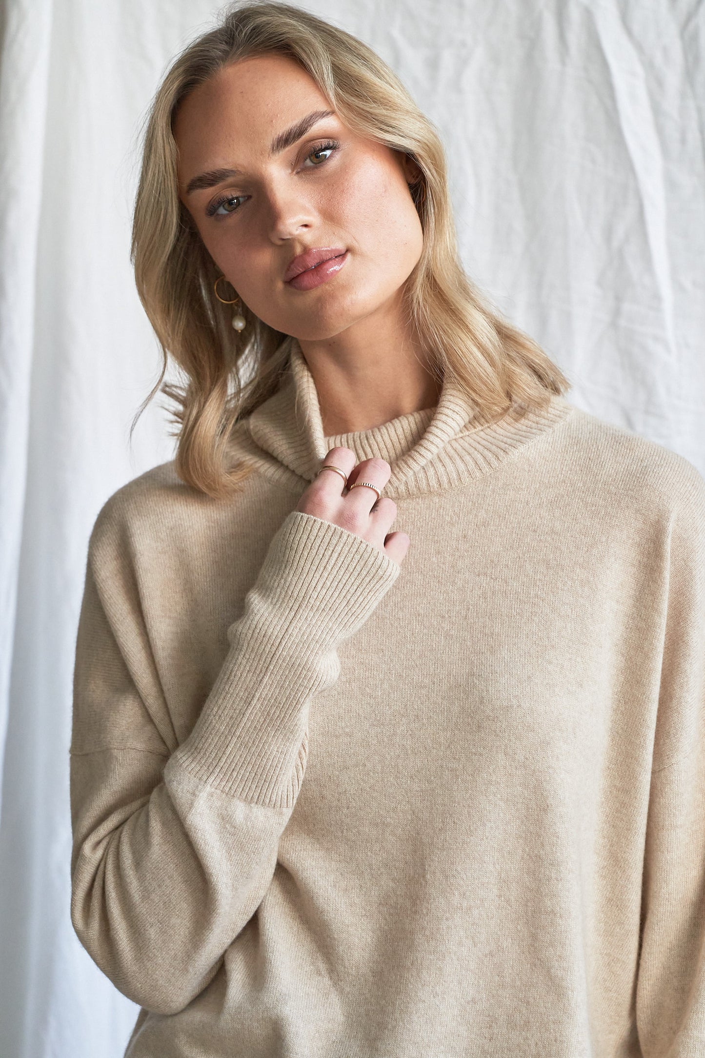 Indulge in the soft luxury of our oversized oatmeal cashmere sweater, designed with a high neckline and relaxed fit for all-day comfort. Made from 100% pure, ethically sourced cashmere, this roomy women’s knit features wide sleeves, drop shoulders, and a soft neutral hue that complements every wardrobe.
Perfect for layering or lounging, this high neck oversized sweater is a modern essential for effortless cold-weather dressing. Soft, breathable, and naturally insulating — it’s winter comfort with elevated