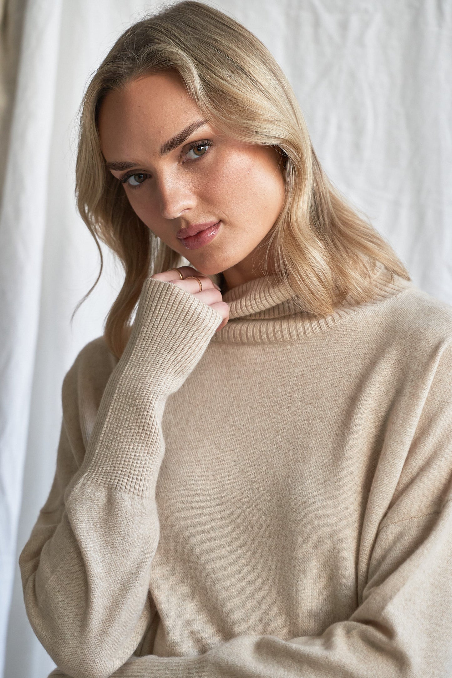 Indulge in the soft luxury of our oversized oatmeal cashmere sweater, designed with a high neckline and relaxed fit for all-day comfort. Made from 100% pure, ethically sourced cashmere, this roomy women’s knit features wide sleeves, drop shoulders, and a soft neutral hue that complements every wardrobe.
Perfect for layering or lounging, this high neck oversized sweater is a modern essential for effortless cold-weather dressing. Soft, breathable, and naturally insulating — it’s winter comfort with elevated
