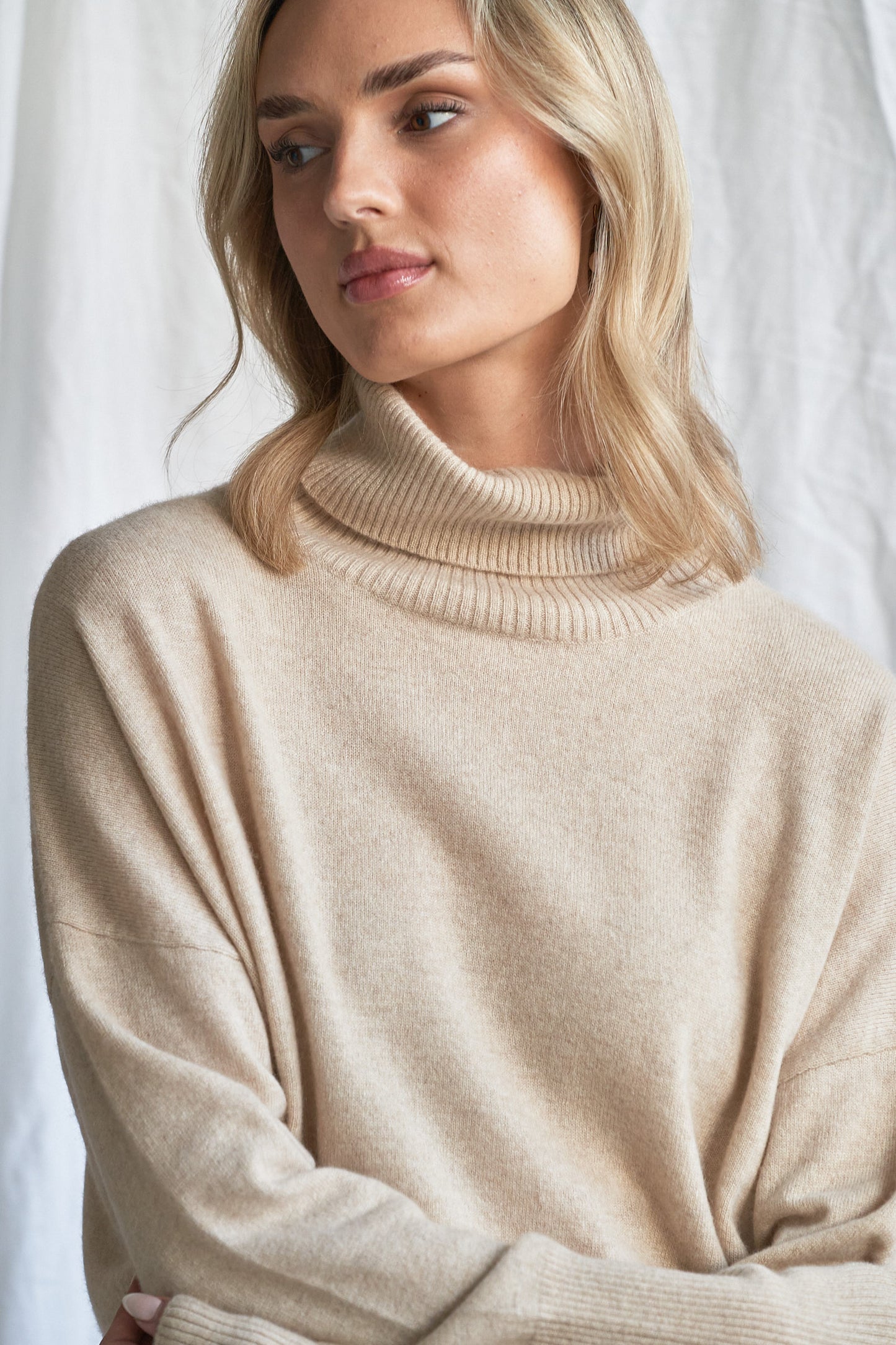 Indulge in the soft luxury of our oversized oatmeal cashmere sweater, designed with a high neckline and relaxed fit for all-day comfort. Made from 100% pure, ethically sourced cashmere, this roomy women’s knit features wide sleeves, drop shoulders, and a soft neutral hue that complements every wardrobe.
Perfect for layering or lounging, this high neck oversized sweater is a modern essential for effortless cold-weather dressing. Soft, breathable, and naturally insulating — it’s winter comfort with elevated