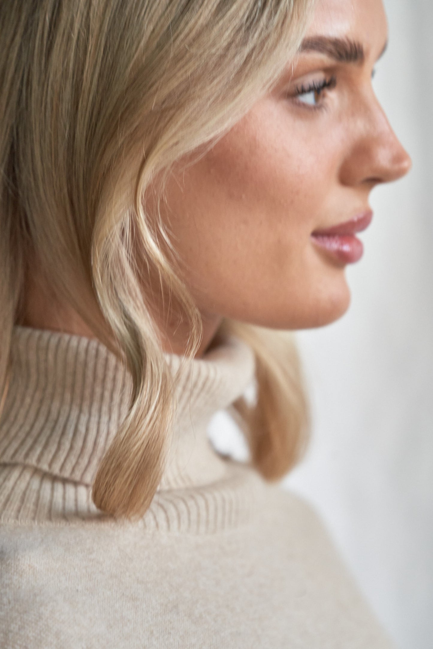 Indulge in the soft luxury of our oversized oatmeal cashmere sweater, designed with a high neckline and relaxed fit for all-day comfort. Made from 100% pure, ethically sourced cashmere, this roomy women’s knit features wide sleeves, drop shoulders, and a soft neutral hue that complements every wardrobe.
Perfect for layering or lounging, this high neck oversized sweater is a modern essential for effortless cold-weather dressing. Soft, breathable, and naturally insulating — it’s winter comfort with elevated