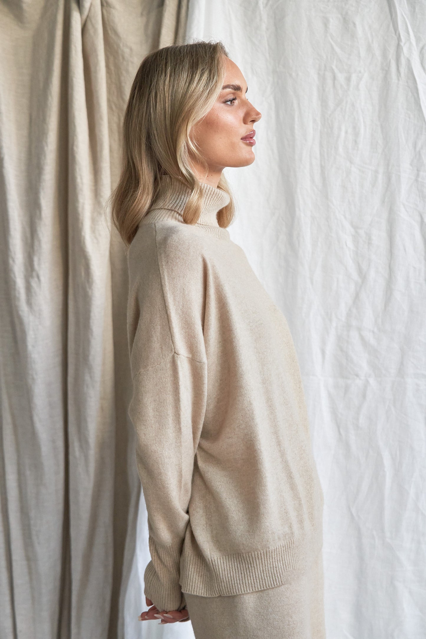 Indulge in the soft luxury of our oversized oatmeal cashmere sweater, designed with a high neckline and relaxed fit for all-day comfort. Made from 100% pure, ethically sourced cashmere, this roomy women’s knit features wide sleeves, drop shoulders, and a soft neutral hue that complements every wardrobe.
Perfect for layering or lounging, this high neck oversized sweater is a modern essential for effortless cold-weather dressing. Soft, breathable, and naturally insulating — it’s winter comfort with elevated