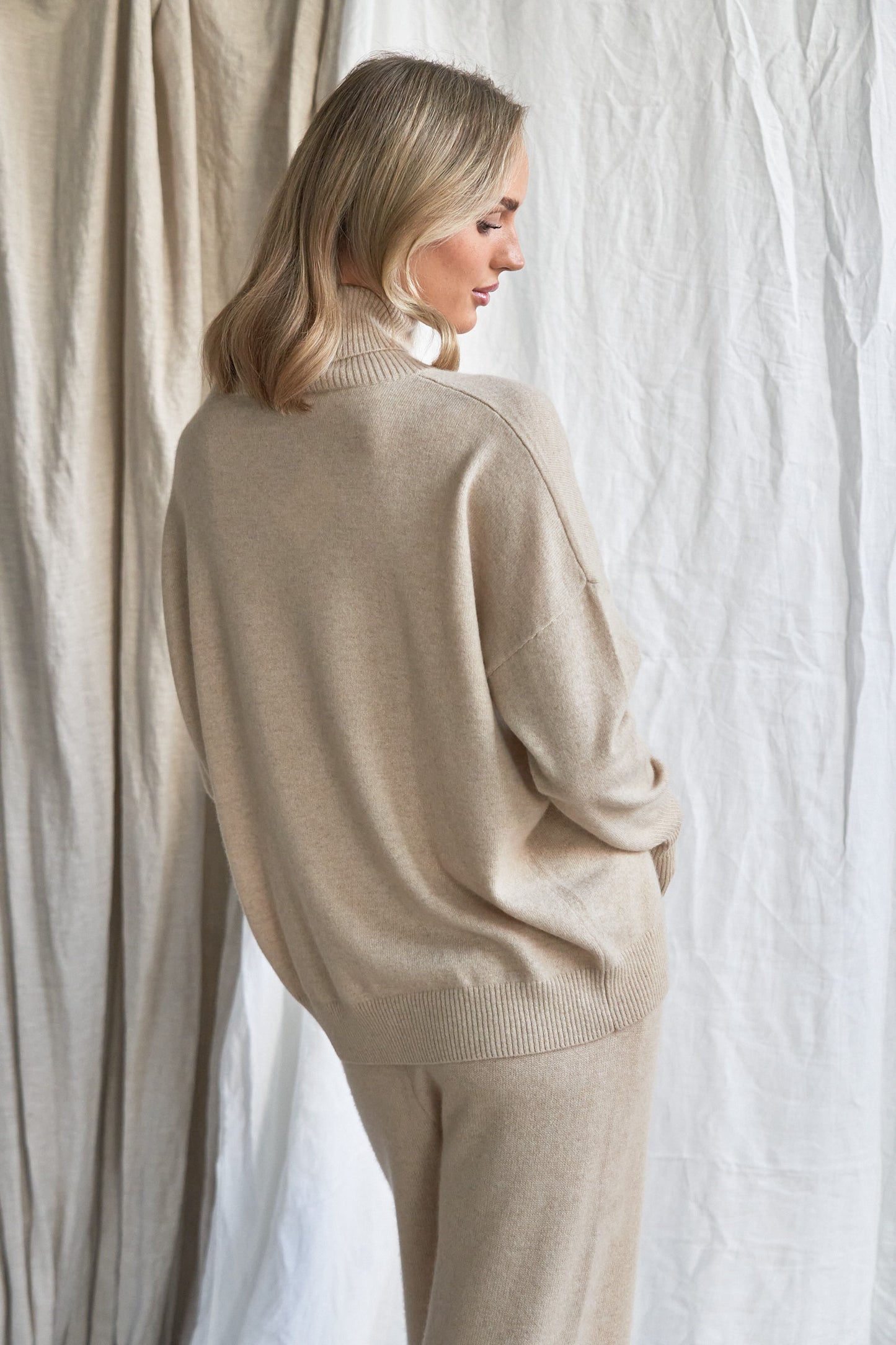 Indulge in the soft luxury of our oversized oatmeal cashmere sweater, designed with a high neckline and relaxed fit for all-day comfort. Made from 100% pure, ethically sourced cashmere, this roomy women’s knit features wide sleeves, drop shoulders, and a soft neutral hue that complements every wardrobe.
Perfect for layering or lounging, this high neck oversized sweater is a modern essential for effortless cold-weather dressing. Soft, breathable, and naturally insulating — it’s winter comfort with elevated