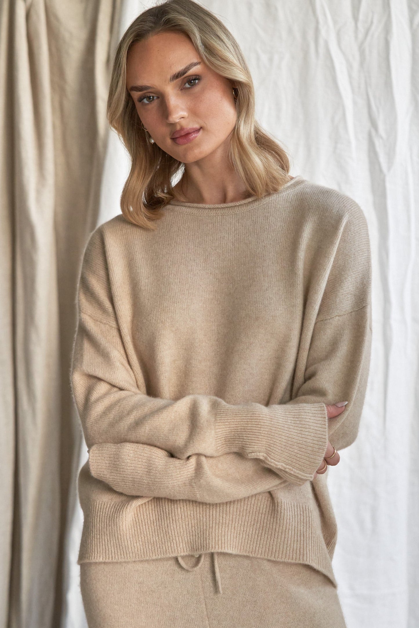 Oatmeal Cashmere Sweater with Rolled Edges – Women’s Relaxed Fit | 100% Pure Cashmere
Add quiet elegance to your wardrobe with our oatmeal cashmere sweater, crafted from 100% pure, ethically sourced cashmere and finished with soft rolled edges for a naturally relaxed look. This women’s cashmere knit features a slightly boxy silhouette, a cozy feel, and a versatile neutral tone that styles effortlessly from season to season.
Lightweight yet insulating, this timeless sweater is perfect for layering or weari