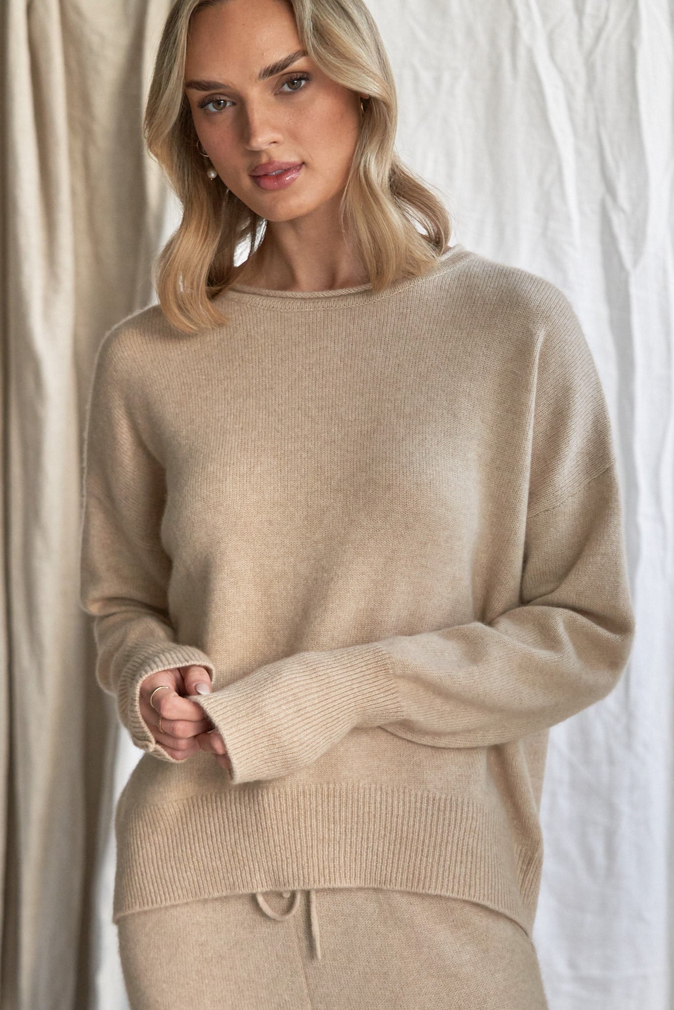 Oatmeal Cashmere Sweater with Rolled Edges – Women’s Relaxed Fit | 100% Pure Cashmere
Add quiet elegance to your wardrobe with our oatmeal cashmere sweater, crafted from 100% pure, ethically sourced cashmere and finished with soft rolled edges for a naturally relaxed look. This women’s cashmere knit features a slightly boxy silhouette, a cozy feel, and a versatile neutral tone that styles effortlessly from season to season.
Lightweight yet insulating, this timeless sweater is perfect for layering or weari