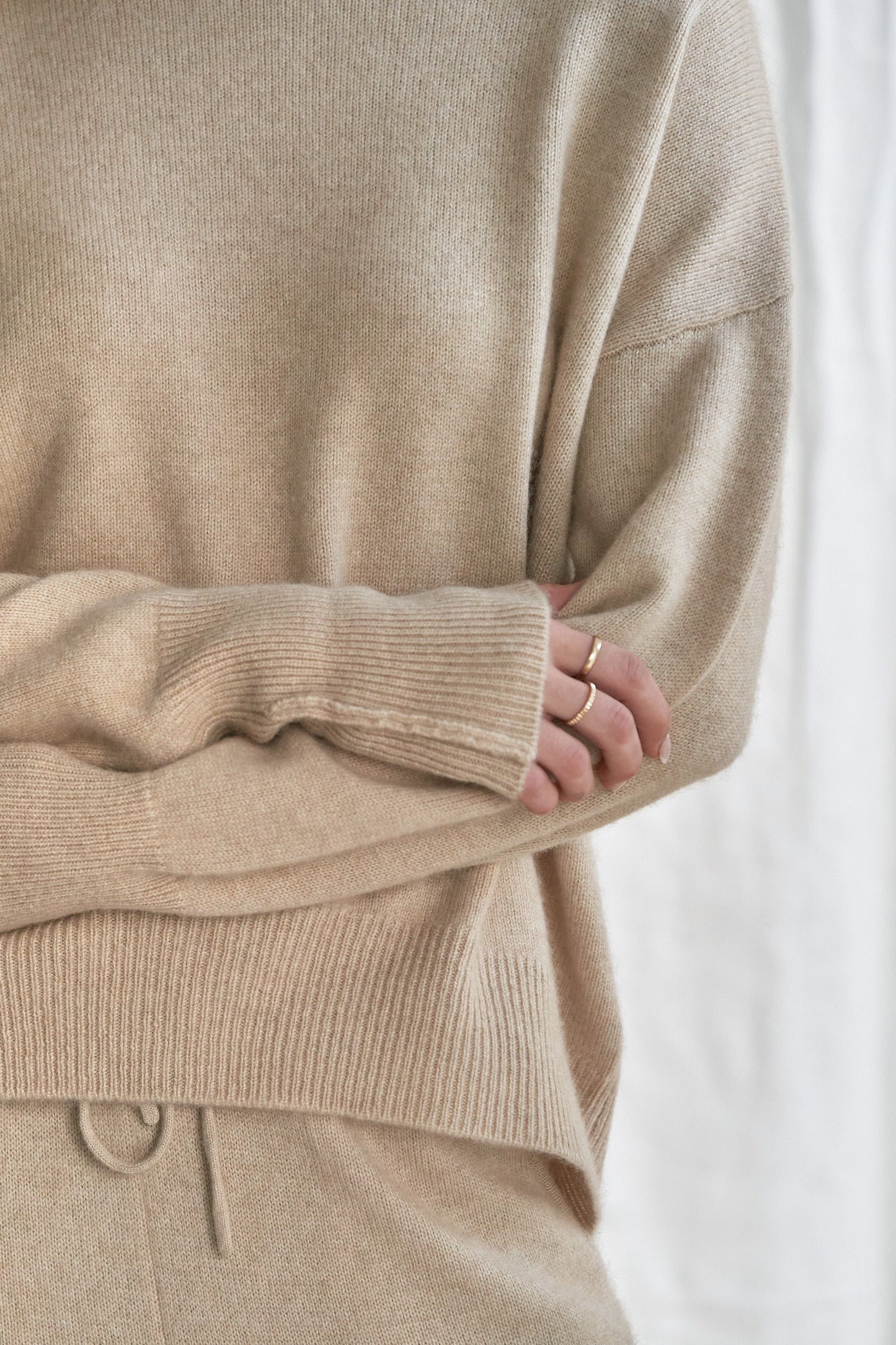 Oatmeal Cashmere Sweater with Rolled Edges – Women’s Relaxed Fit | 100% Pure Cashmere
Add quiet elegance to your wardrobe with our oatmeal cashmere sweater, crafted from 100% pure, ethically sourced cashmere and finished with soft rolled edges for a naturally relaxed look. This women’s cashmere knit features a slightly boxy silhouette, a cozy feel, and a versatile neutral tone that styles effortlessly from season to season.
Lightweight yet insulating, this timeless sweater is perfect for layering or weari