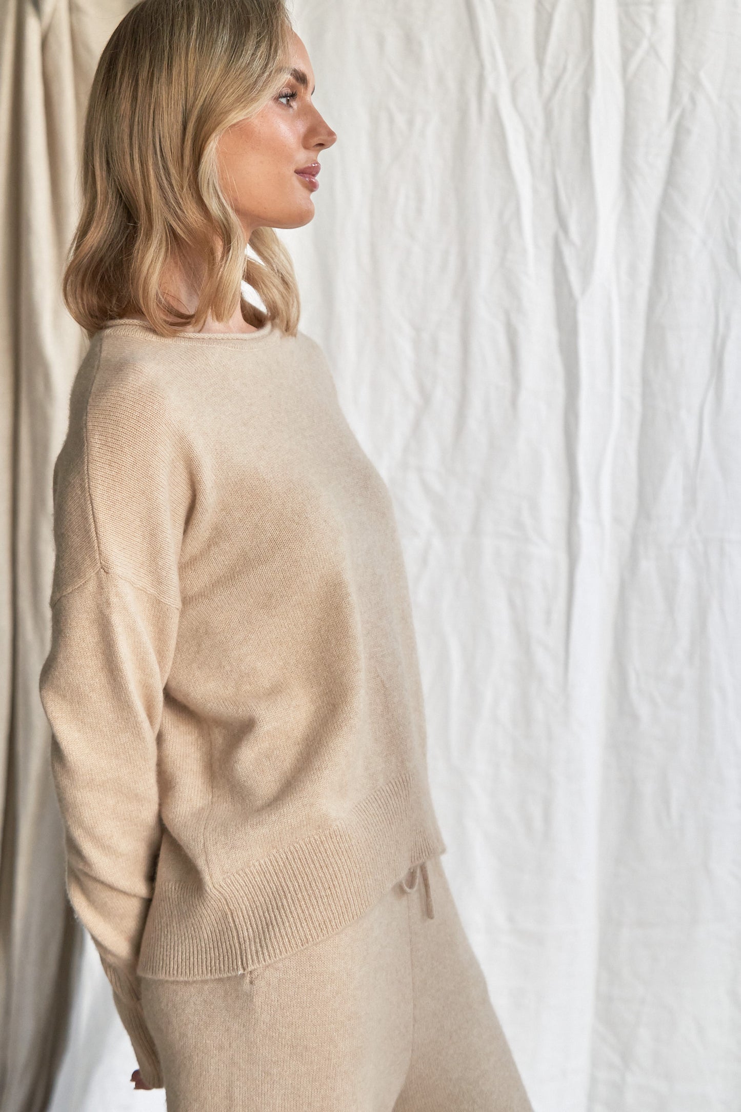 Oatmeal Cashmere Sweater with Rolled Edges – Women’s Relaxed Fit | 100% Pure Cashmere
Add quiet elegance to your wardrobe with our oatmeal cashmere sweater, crafted from 100% pure, ethically sourced cashmere and finished with soft rolled edges for a naturally relaxed look. This women’s cashmere knit features a slightly boxy silhouette, a cozy feel, and a versatile neutral tone that styles effortlessly from season to season.
Lightweight yet insulating, this timeless sweater is perfect for layering or weari
