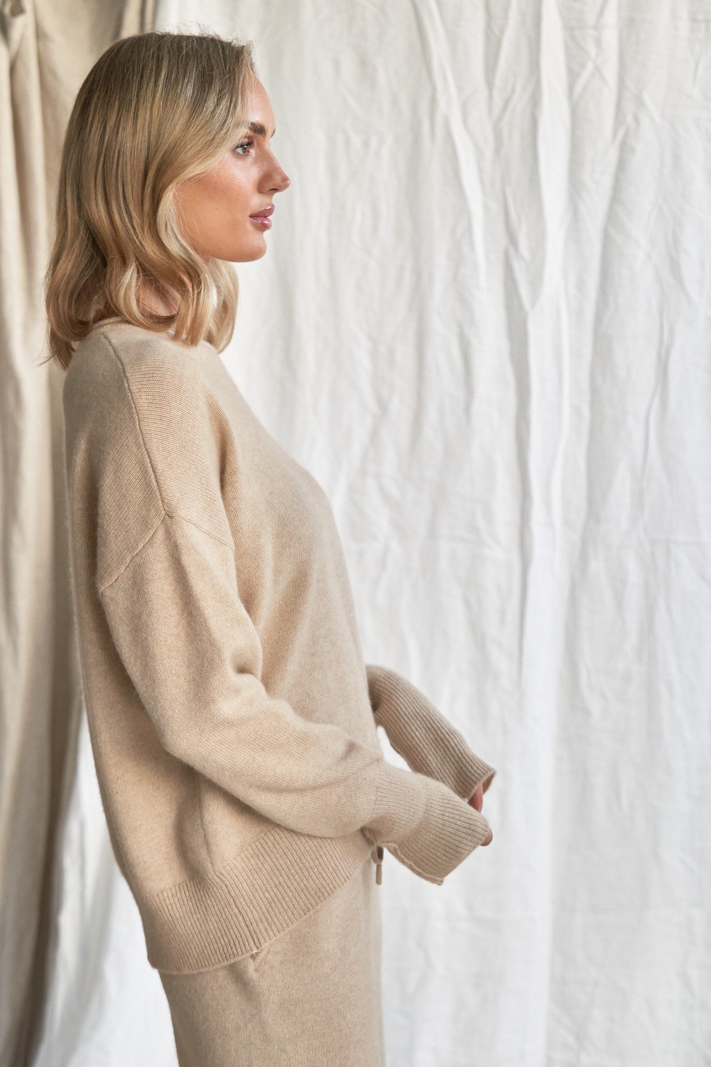 Oatmeal Cashmere Sweater with Rolled Edges – Women’s Relaxed Fit | 100% Pure Cashmere
Add quiet elegance to your wardrobe with our oatmeal cashmere sweater, crafted from 100% pure, ethically sourced cashmere and finished with soft rolled edges for a naturally relaxed look. This women’s cashmere knit features a slightly boxy silhouette, a cozy feel, and a versatile neutral tone that styles effortlessly from season to season.
Lightweight yet insulating, this timeless sweater is perfect for layering