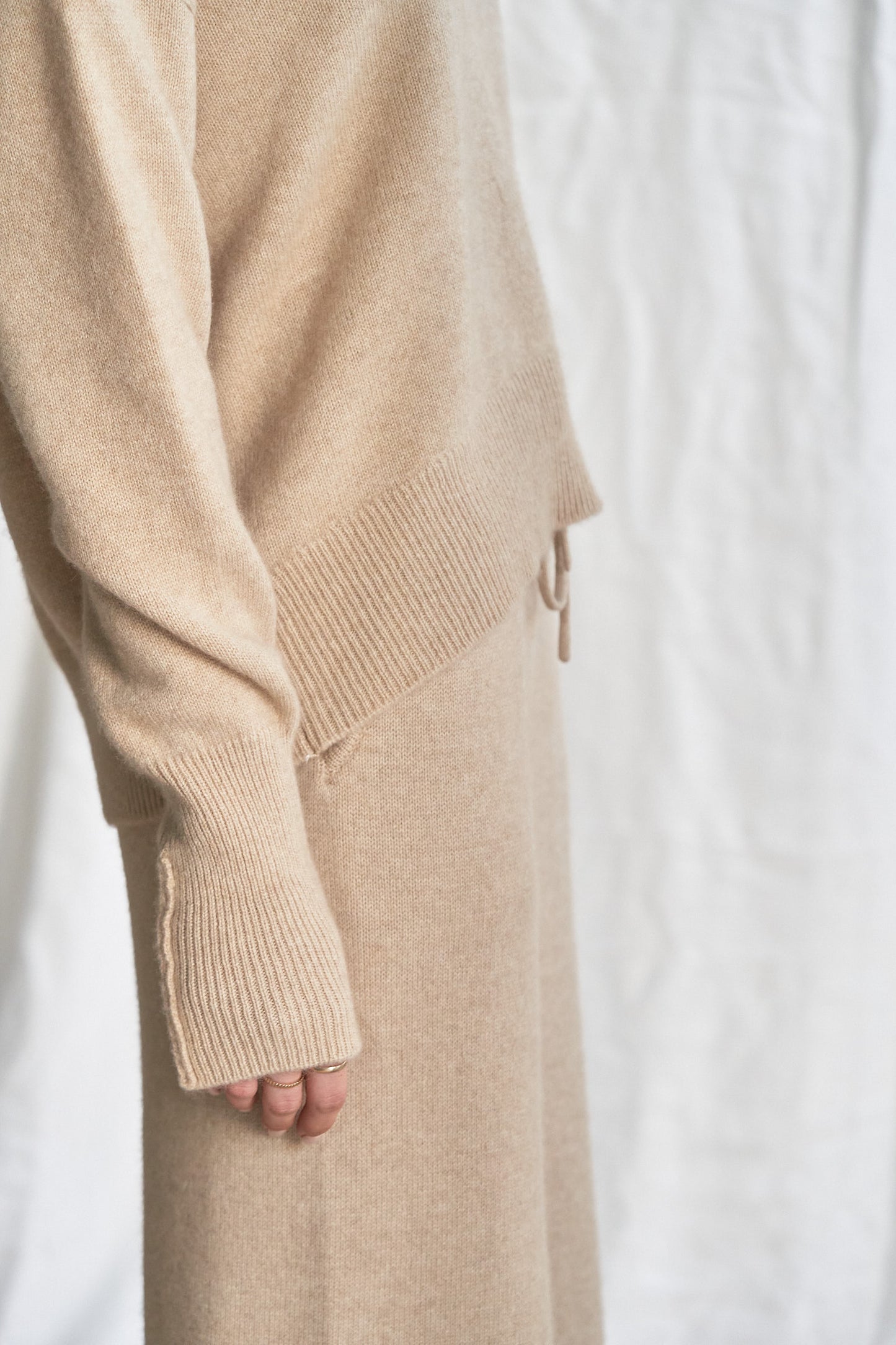 Oatmeal Cashmere Sweater with Rolled Edges – Women’s Relaxed Fit | 100% Pure Cashmere
Add quiet elegance to your wardrobe with our oatmeal cashmere sweater, crafted from 100% pure, ethically sourced cashmere and finished with soft rolled edges for a naturally relaxed look. This women’s cashmere knit features a slightly boxy silhouette, a cozy feel, and a versatile neutral tone that styles effortlessly from season to season.
Lightweight yet insulating, this timeless sweater is perfect for layering