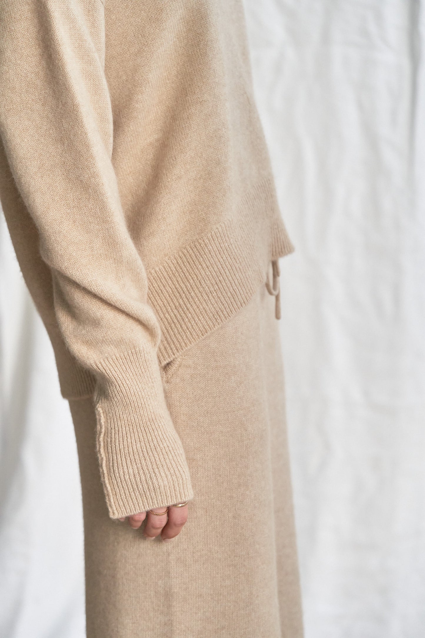 Oatmeal Cashmere Sweater with Rolled Edges – Women’s Relaxed Fit | 100% Pure Cashmere
Add quiet elegance to your wardrobe with our oatmeal cashmere sweater, crafted from 100% pure, ethically sourced cashmere and finished with soft rolled edges for a naturally relaxed look. This women’s cashmere knit features a slightly boxy silhouette, a cozy feel, and a versatile neutral tone that styles effortlessly from season to season.
Lightweight yet insulating, this timeless sweater is perfect for layering