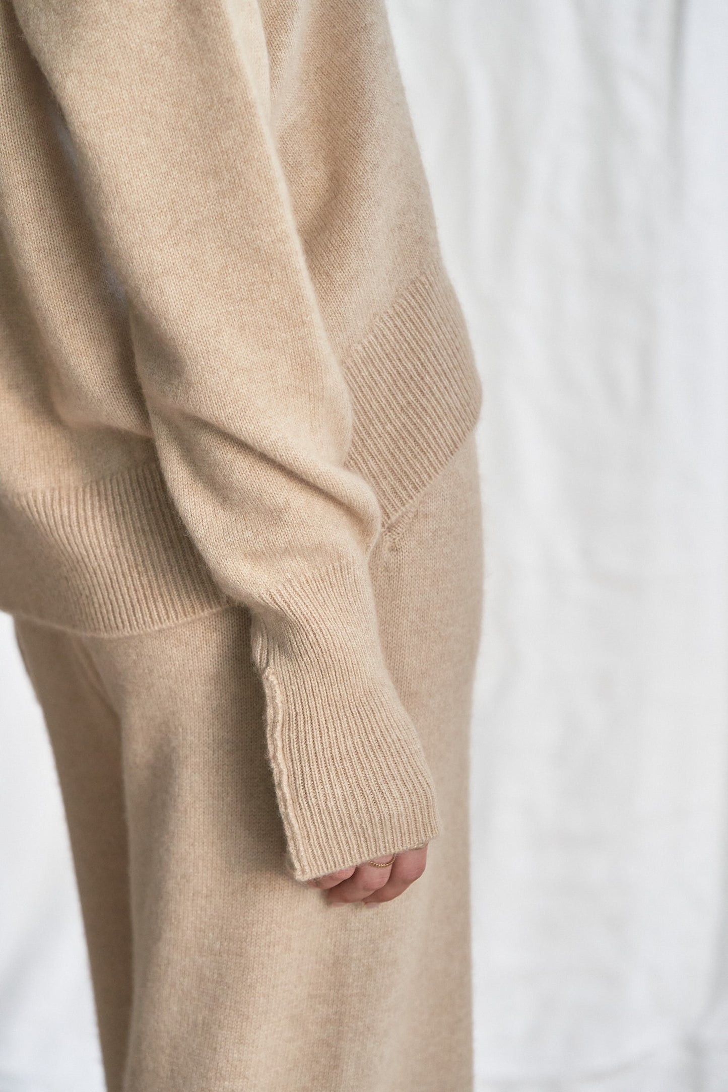 Oatmeal Cashmere Sweater with Rolled Edges – Women’s Relaxed Fit | 100% Pure Cashmere
Add quiet elegance to your wardrobe with our oatmeal cashmere sweater, crafted from 100% pure, ethically sourced cashmere and finished with soft rolled edges for a naturally relaxed look. This women’s cashmere knit features a slightly boxy silhouette, a cozy feel, and a versatile neutral tone that styles effortlessly from season to season.
Lightweight yet insulating, this timeless sweater is perfect for layering or weari