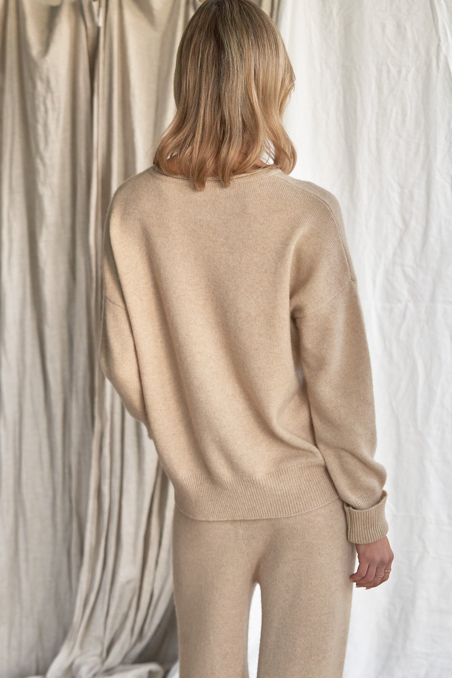Oatmeal Cashmere Sweater with Rolled Edges – Women’s Relaxed Fit | 100% Pure Cashmere
Add quiet elegance to your wardrobe with our oatmeal cashmere sweater, crafted from 100% pure, ethically sourced cashmere and finished with soft rolled edges for a naturally relaxed look. This women’s cashmere knit features a slightly boxy silhouette, a cozy feel, and a versatile neutral tone that styles effortlessly from season to season.
Lightweight yet insulating, this timeless sweater is perfect for layering