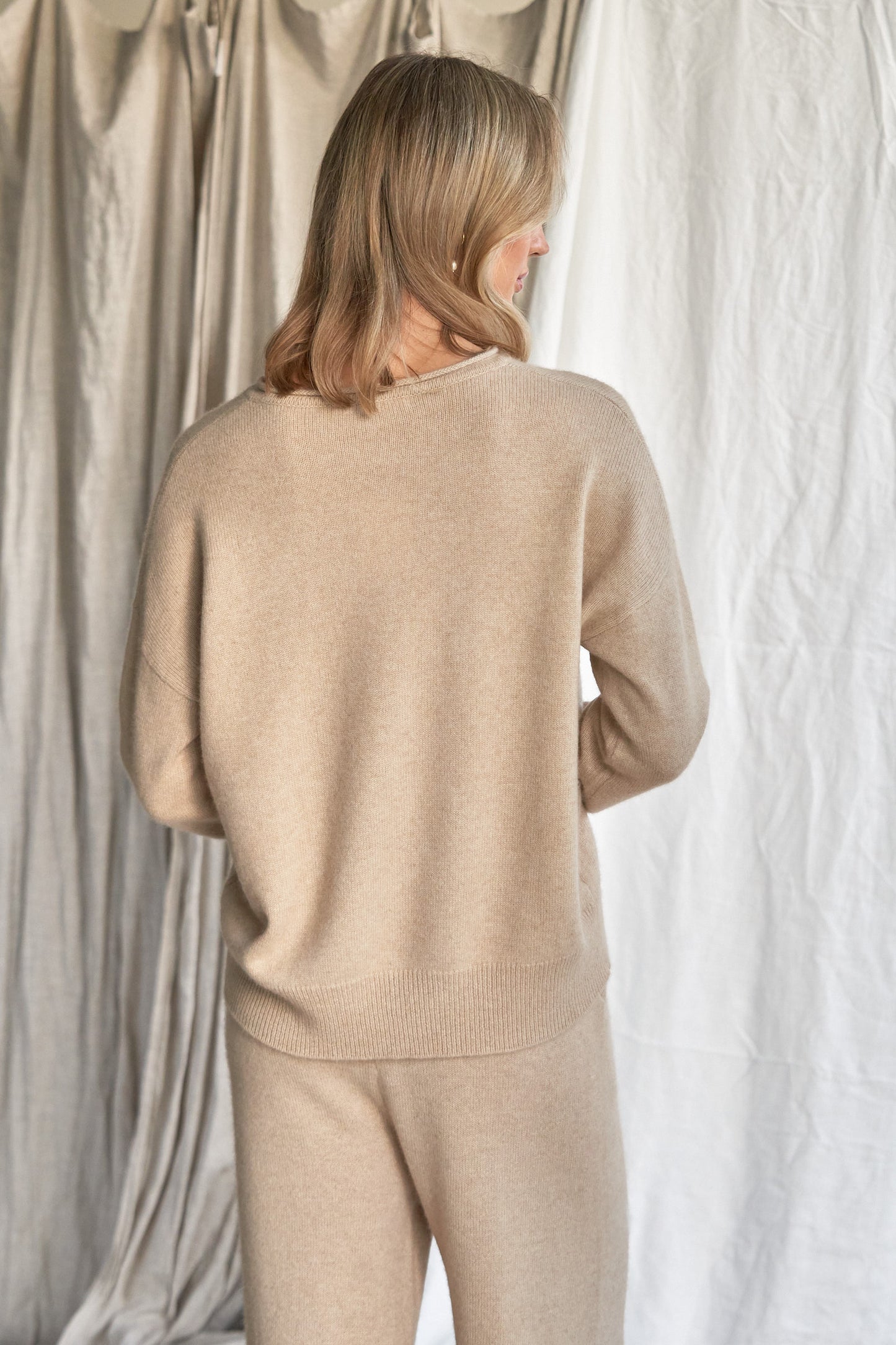 Oatmeal Cashmere Sweater with Rolled Edges – Women’s Relaxed Fit | 100% Pure Cashmere
Add quiet elegance to your wardrobe with our oatmeal cashmere sweater, crafted from 100% pure, ethically sourced cashmere and finished with soft rolled edges for a naturally relaxed look. This women’s cashmere knit features a slightly boxy silhouette, a cozy feel, and a versatile neutral tone that styles effortlessly from season to season.
Lightweight yet insulating, this timeless sweater is perfect for layering or weari