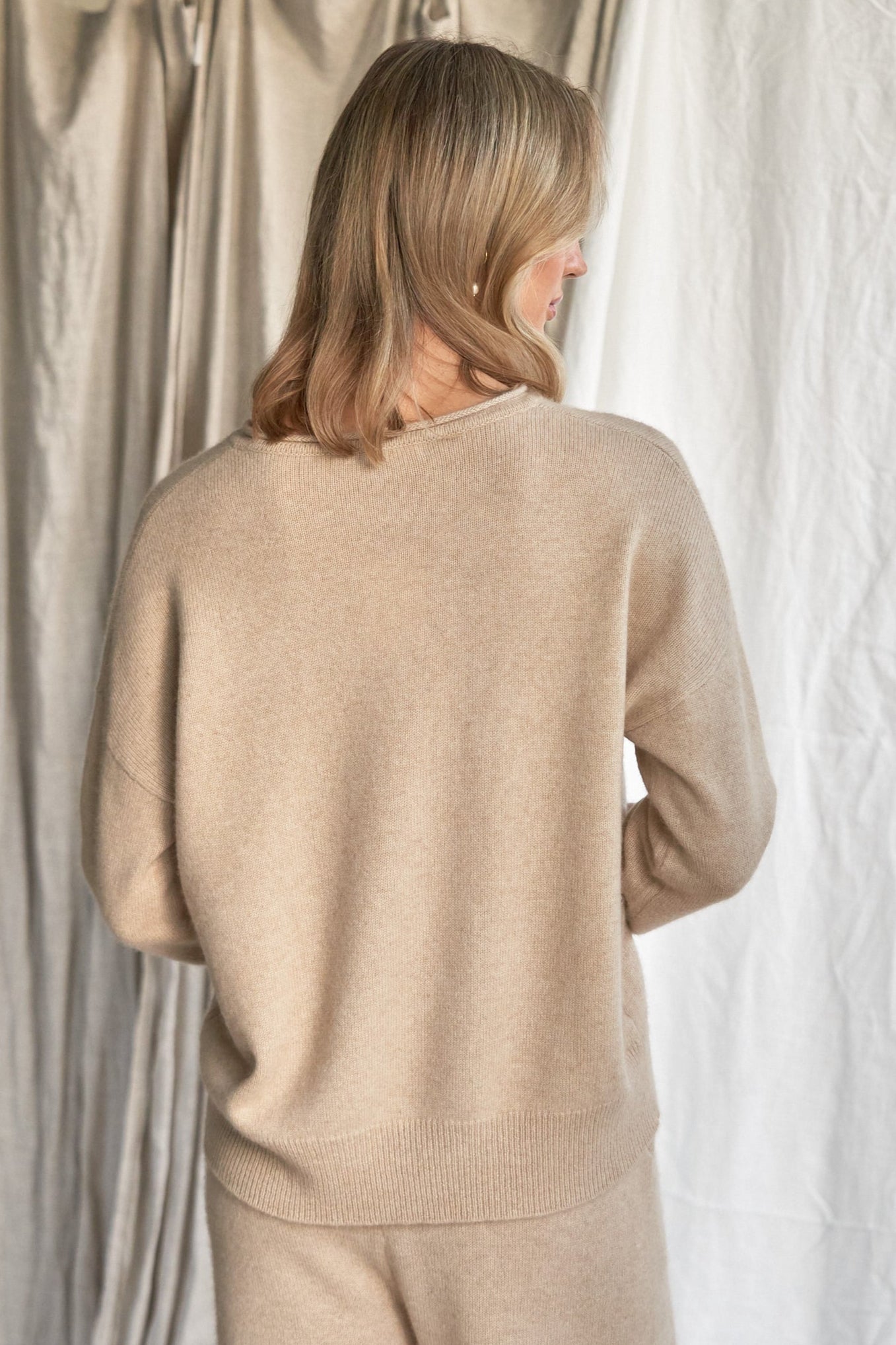 Oatmeal Cashmere Sweater with Rolled Edges – Women’s Relaxed Fit | 100% Pure Cashmere
Add quiet elegance to your wardrobe with our oatmeal cashmere sweater, crafted from 100% pure, ethically sourced cashmere and finished with soft rolled edges for a naturally relaxed look. This women’s cashmere knit features a slightly boxy silhouette, a cozy feel, and a versatile neutral tone that styles effortlessly from season to season.
Lightweight yet insulating, this timeless sweater is perfect for layering or weari