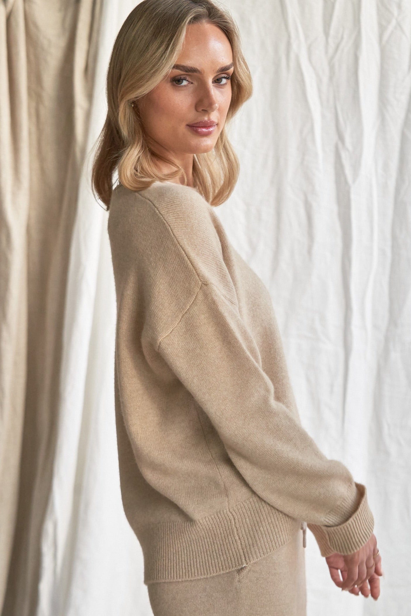 Oatmeal Cashmere Sweater with Rolled Edges – Women’s Relaxed Fit | 100% Pure Cashmere
Add quiet elegance to your wardrobe with our oatmeal cashmere sweater, crafted from 100% pure, ethically sourced cashmere and finished with soft rolled edges for a naturally relaxed look. This women’s cashmere knit features a slightly boxy silhouette, a cozy feel, and a versatile neutral tone that styles effortlessly from season to season.
Lightweight yet insulating, this timeless sweater is perfect for layering or weari