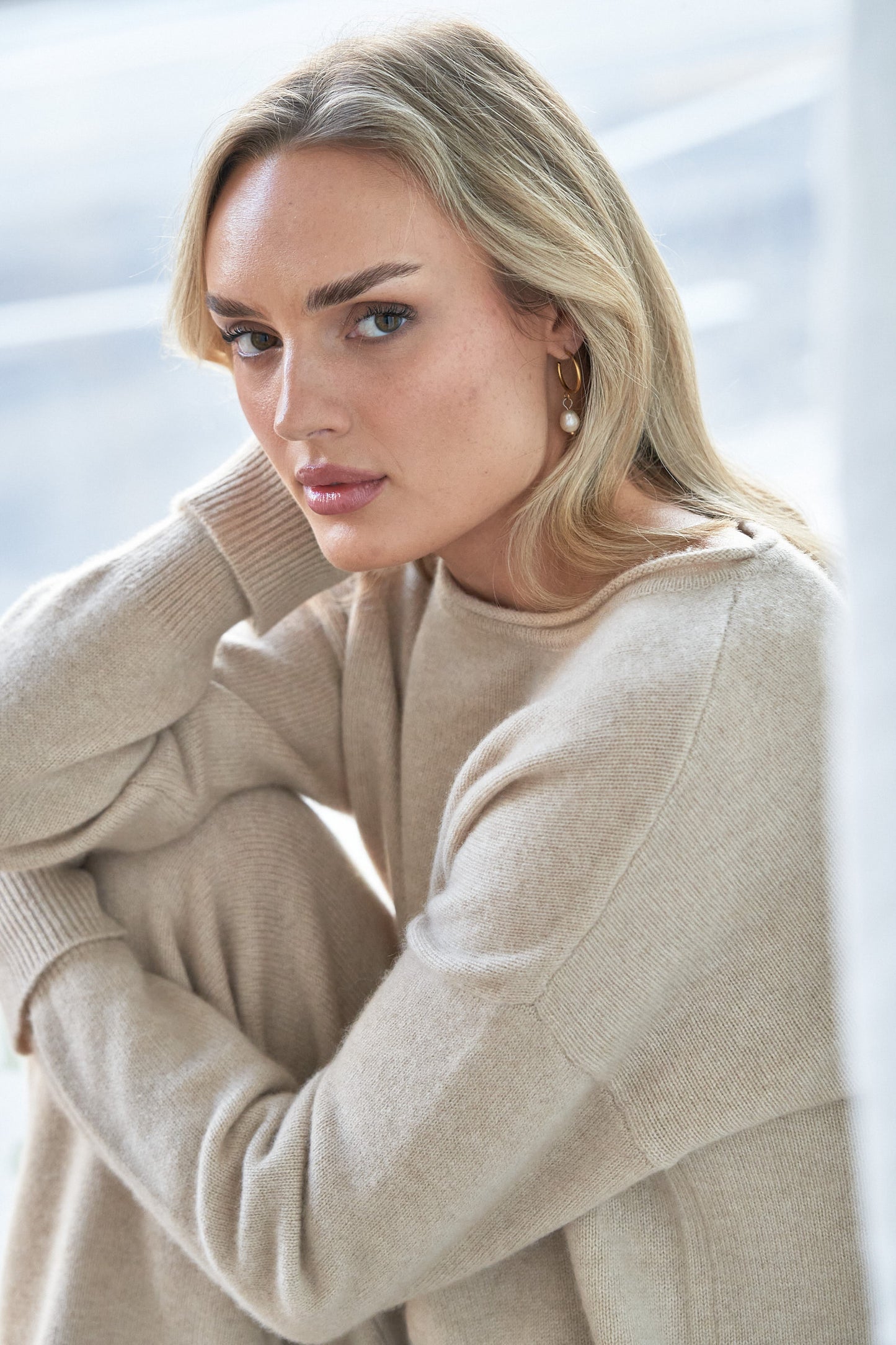 Oatmeal Cashmere Sweater with Rolled Edges – Women’s Relaxed Fit | 100% Pure Cashmere
Add quiet elegance to your wardrobe with our oatmeal cashmere sweater, crafted from 100% pure, ethically sourced cashmere and finished with soft rolled edges for a naturally relaxed look. This women’s cashmere knit features a slightly boxy silhouette, a cozy feel, and a versatile neutral tone that styles effortlessly from season to season.
Lightweight yet insulating, this timeless sweater is perfect for layering