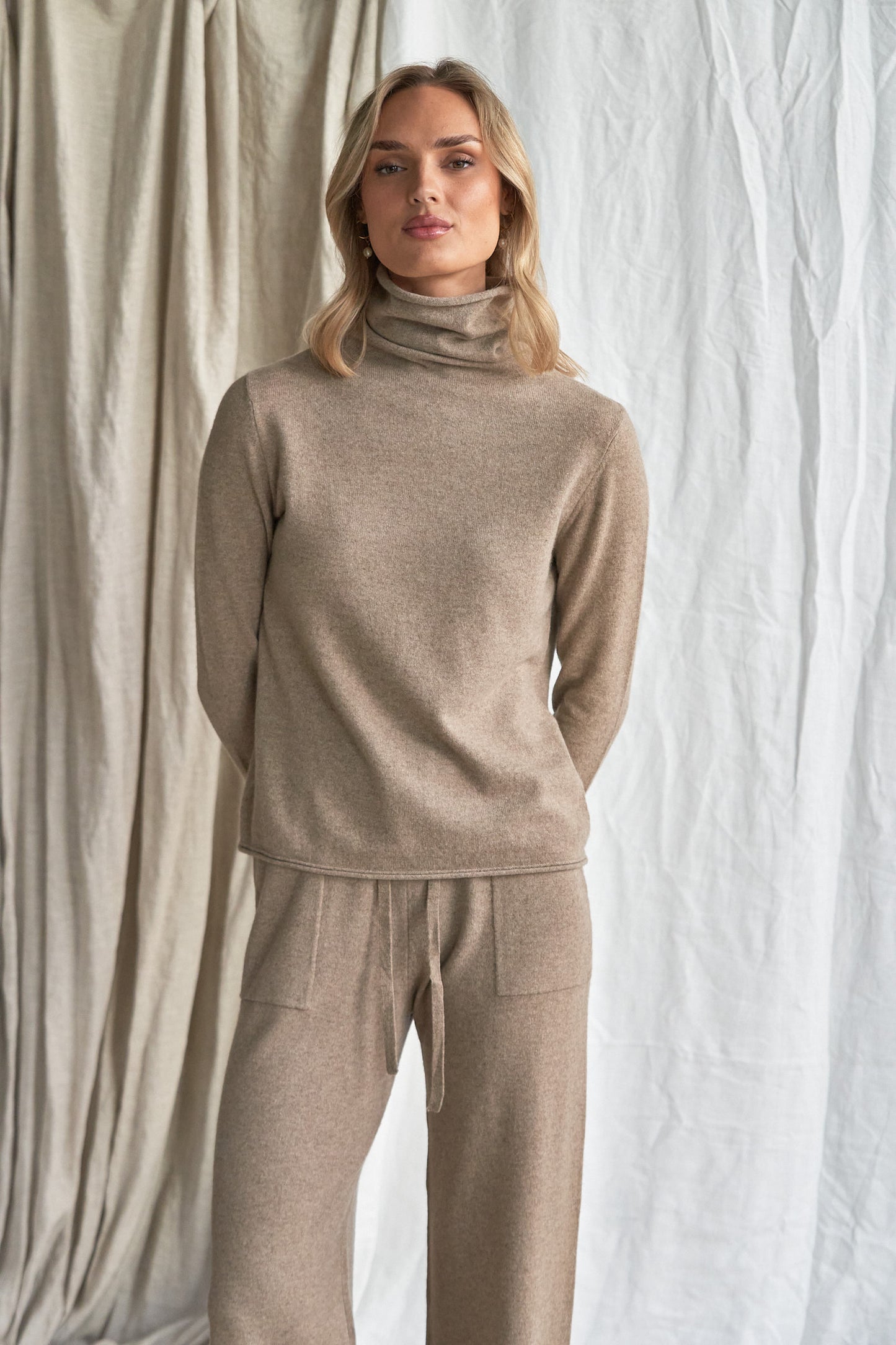 The Simone Cashmere Pants pockets – Mushroom