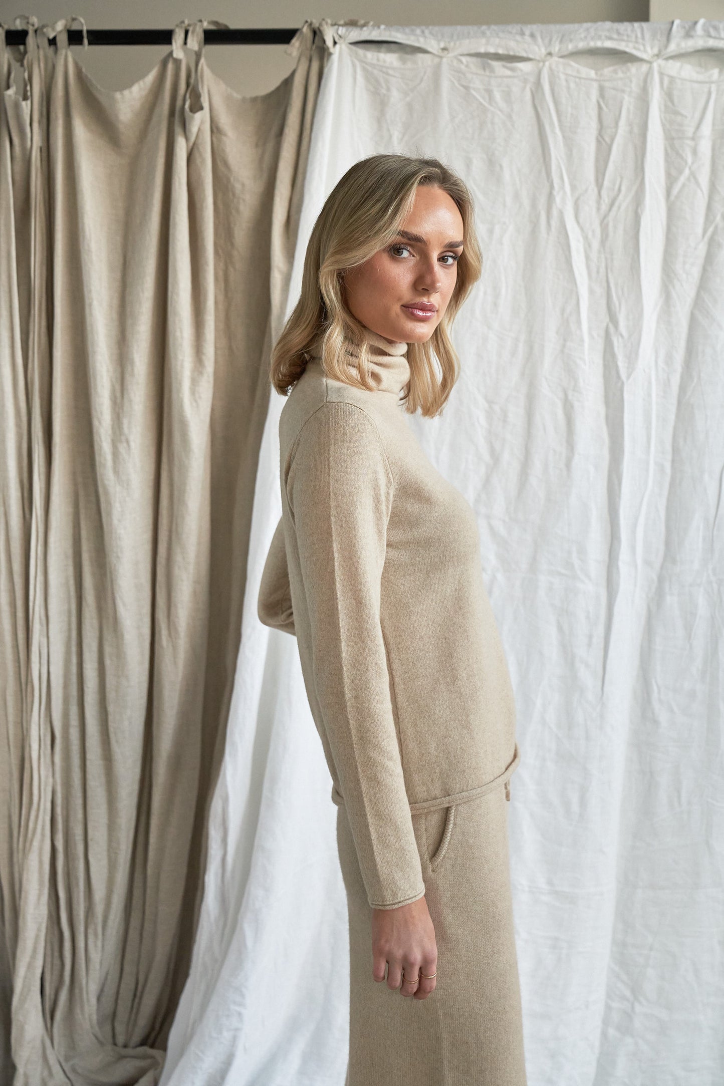 Women’s Cashmere Pants with Seamless Pockets – 100% Pure Cashmere Lounge Trousers
Step into luxury with our pure cashmere pants, designed with seamless side pockets for a clean, elevated look. Made from 100% ethically sourced cashmere, these women’s lounge trousers feature a comfortable elastic waistband and a relaxed straight-leg cut for ease of movement and all-day softness.
Perfect for layering in cooler seasons or pairing with matching knitwear, these cashmere pants with hidden pockets combine