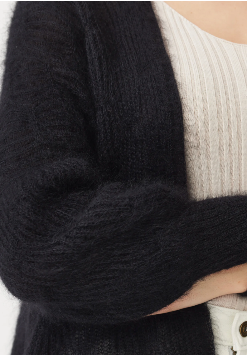 Introducing our Yama Cardi. A beautiful piece with drop shoulders and intricate knit detail made in our must-have mohair-silk blend. Wear it loose or cross it over to completely change up your look.
Made from 70% Mohair, 30% Silk
Relaxed fit
Dropped Shoulder
Stunning knit structure
Available in S - M - L
Made in New Zealand