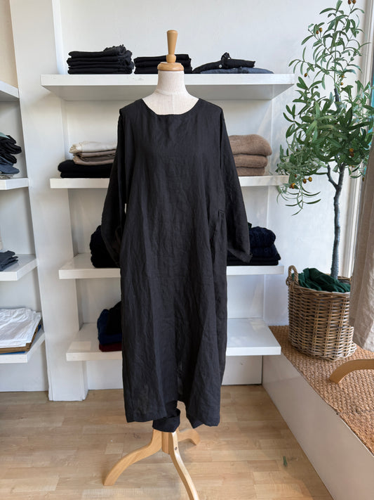 The Marin Linen Midi Dress blends relaxed elegance with everyday ease. Crafted from 100% breathable linen, this dress features a gently gathered waistline that offers a soft, flattering drape and fluid movement. The deep navy tone adds a classic, understated charm—perfect for both casual days and more polished occasions. With its midi length, round neckline, and long sleeves, it’s designed for effortless layering and seasonless wear. Whether styled with sandals or boots, the Marin is your go-to for timeless