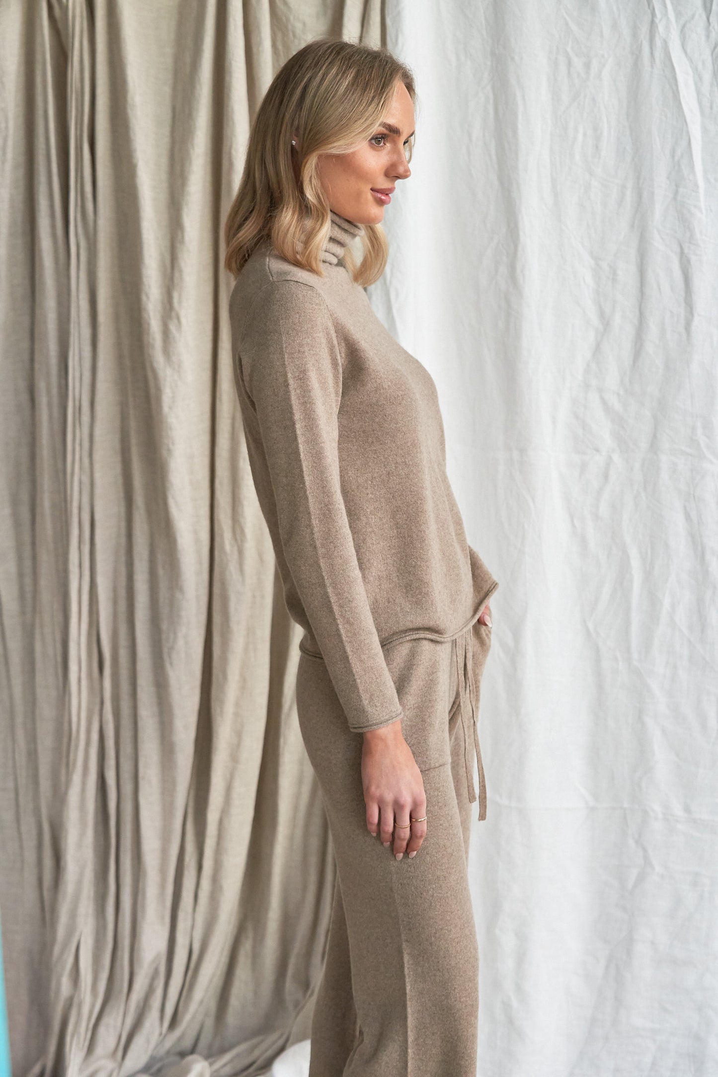 The Simone Cashmere Pants pockets – Mushroom