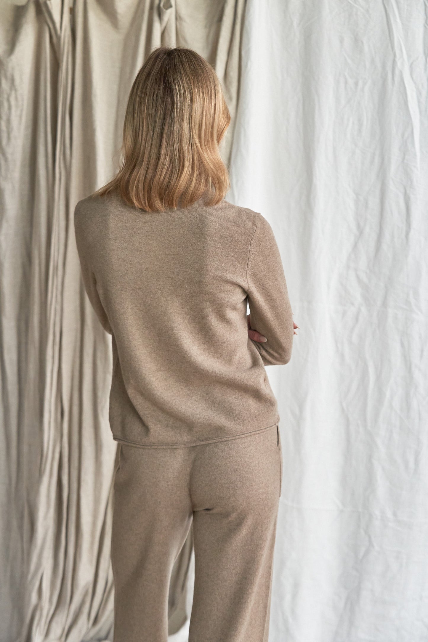The Simone Cashmere Pants pockets – Mushroom