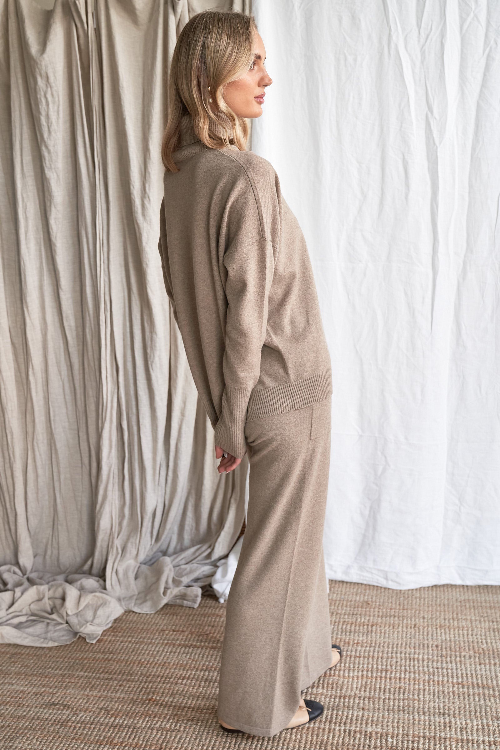 Mushroom Oversized Cashmere Sweater – Women’s High Neck Knit | 100% Pure Cashmere

Elevate your winter wardrobe with our oversized mushroom cashmere sweater, crafted from 100% ethically sourced pure cashmere. Featuring a relaxed, slouchy silhouette, a cozy high neckline, and a soft neutral mushroom tone, this luxurious women’s knit is ideal for effortless layering.

Designed with dropped shoulders and ribbed detailing, this high neck oversized sweater delivers breathable warmth and all-day comfort — a timel