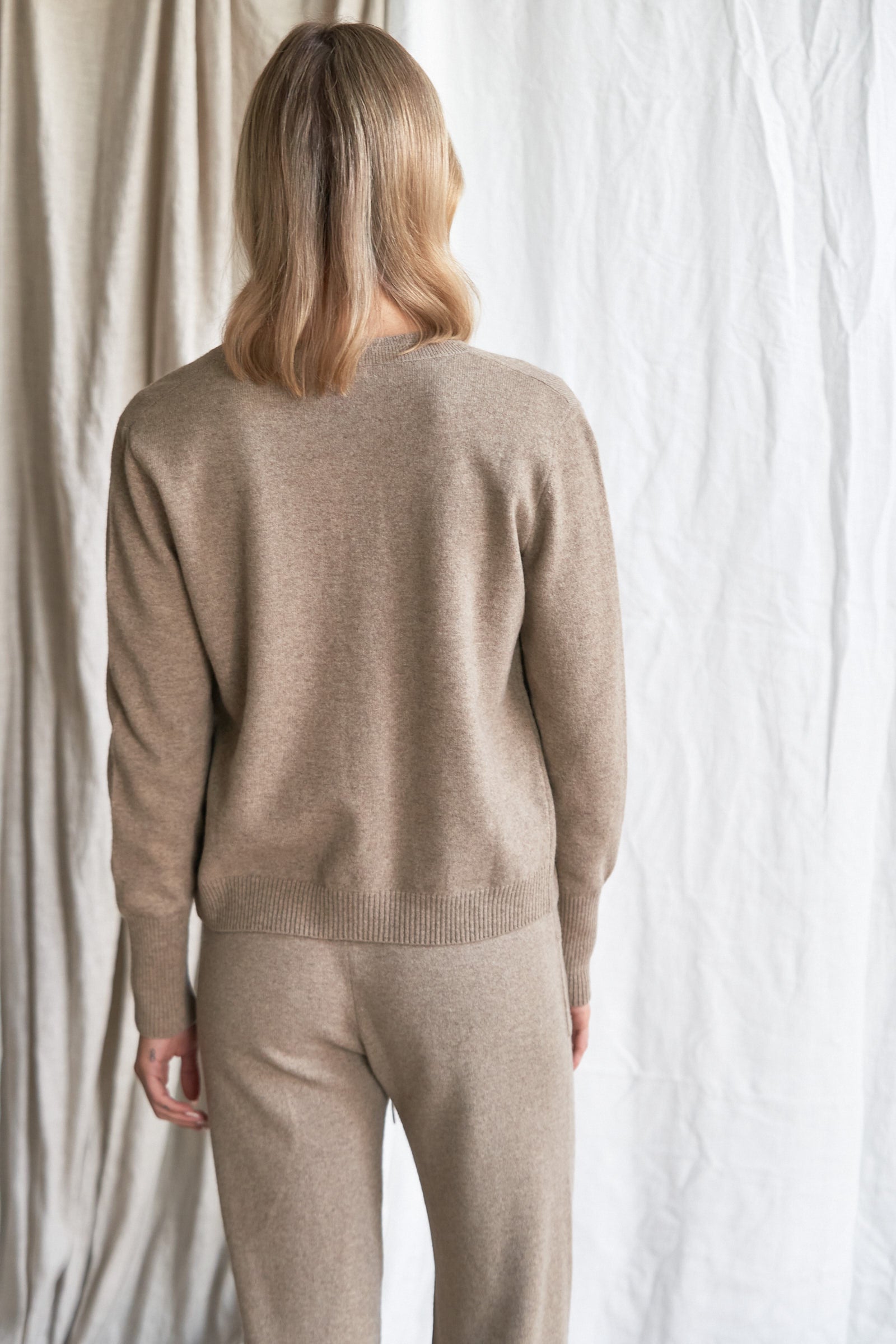 Mushroom Cashmere Cardigan – Women’s Knitwear with Mother-of-Pearl Buttons | 100% Pure Cashmere

Refined and versatile, our mushroom cashmere cardigan is a wardrobe essential for cool weather layering. Made from 100% ethically sourced pure cashmere, this women’s knit features a soft neutral taupe-grey hue and is finished with natural mother-of-pearl buttons for a delicate, elevated touch.

With a relaxed fit and luxurious softness, this cardigan is ideal for work, weekends, or travel. Lightweight yet warm, 