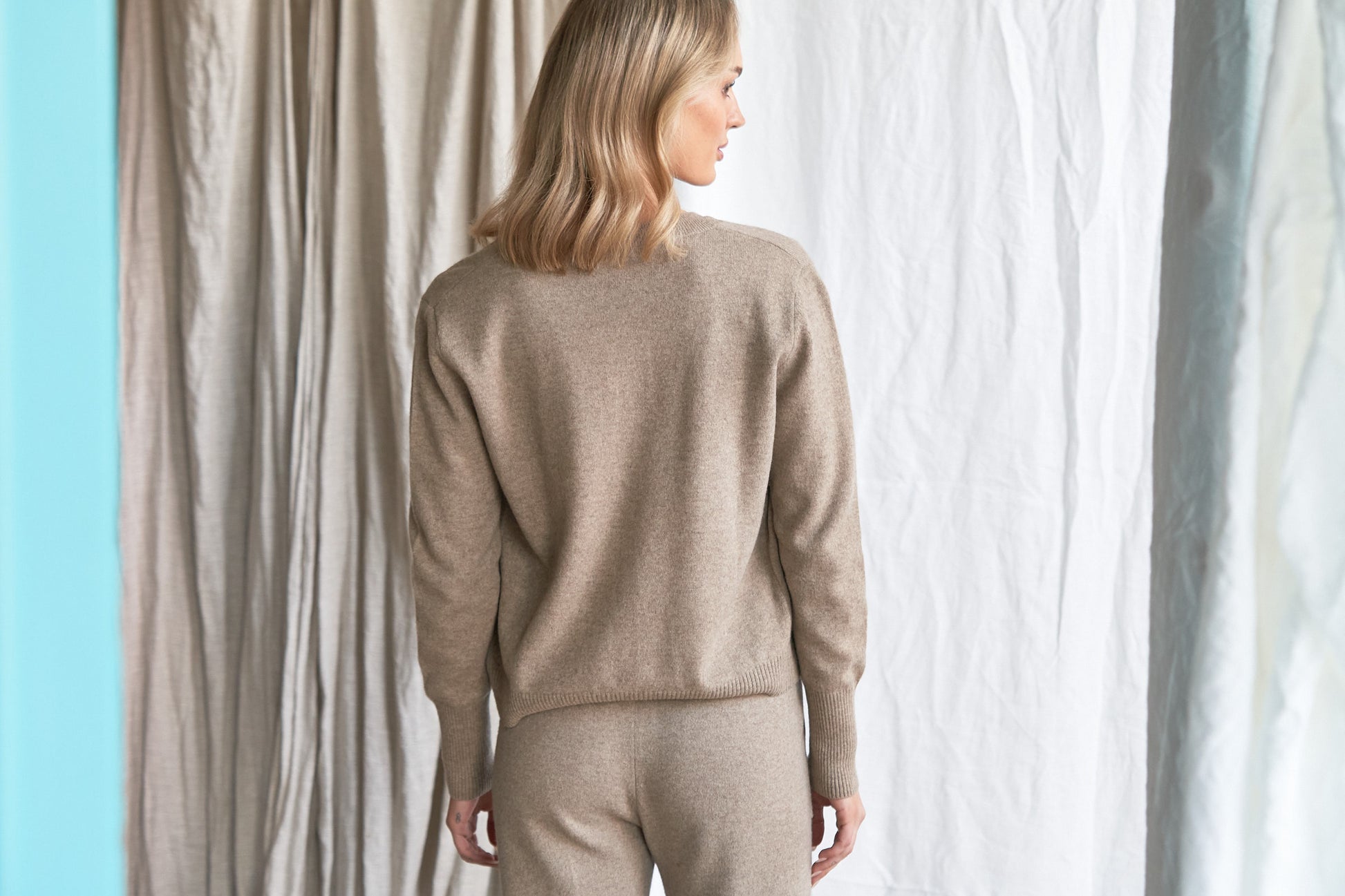 Mushroom Cashmere Cardigan – Women’s Knitwear with Mother-of-Pearl Buttons | 100% Pure Cashmere

Refined and versatile, our mushroom cashmere cardigan is a wardrobe essential for cool weather layering. Made from 100% ethically sourced pure cashmere, this women’s knit features a soft neutral taupe-grey hue and is finished with natural mother-of-pearl buttons for a delicate, elevated touch.

With a relaxed fit and luxurious softness, this cardigan is ideal for work, weekends, or travel. Lightweight yet warm, 