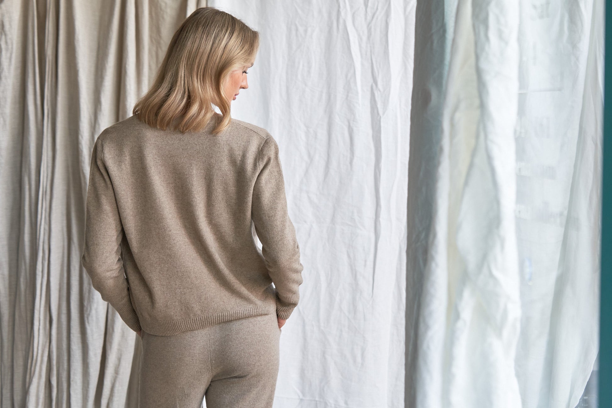 Mushroom Cashmere Cardigan – Women’s Knitwear with Mother-of-Pearl Buttons | 100% Pure Cashmere

Refined and versatile, our mushroom cashmere cardigan is a wardrobe essential for cool weather layering. Made from 100% ethically sourced pure cashmere, this women’s knit features a soft neutral taupe-grey hue and is finished with natural mother-of-pearl buttons for a delicate, elevated touch.

With a relaxed fit and luxurious softness, this cardigan is ideal for work, weekends, or travel. Lightweight yet warm, 