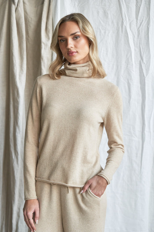 Oatmeal Cashmere High Neck Sweater – Women’s Long Sleeve Knitwear | 100% Pure Cashmere

Step into soft luxury with our oatmeal cashmere high neck sweater, a wardrobe essential crafted from 100% premium-grade cashmere. Designed with a relaxed fit and elegant high neckline, this women’s long sleeve knit offers both comfort and style in a neutral tone that pairs effortlessly with any look.

Lightweight yet warm, this beige-toned cashmere sweater is breathable, soft to the touch, and ideal for winter layering o