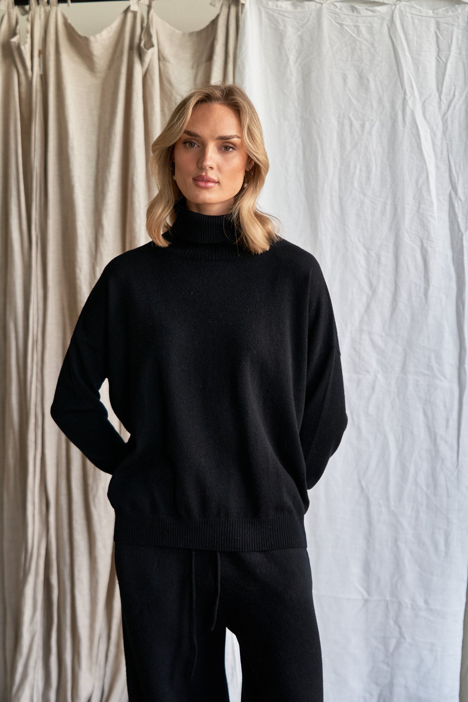 Black Oversized Cashmere Sweater – Women’s High Neck Knit | 100% Pure Cashmere

Experience timeless sophistication with our oversized black cashmere sweater, crafted from 100% ethically sourced pure cashmere. This women’s high neck sweater features an elegant oversized fit, dropped shoulders, and ribbed detailing for a chic yet cozy silhouette.

A true classic in deep black, this luxurious knit pairs effortlessly with anything in your wardrobe — from denim to silk. Perfect for layering or wearing solo