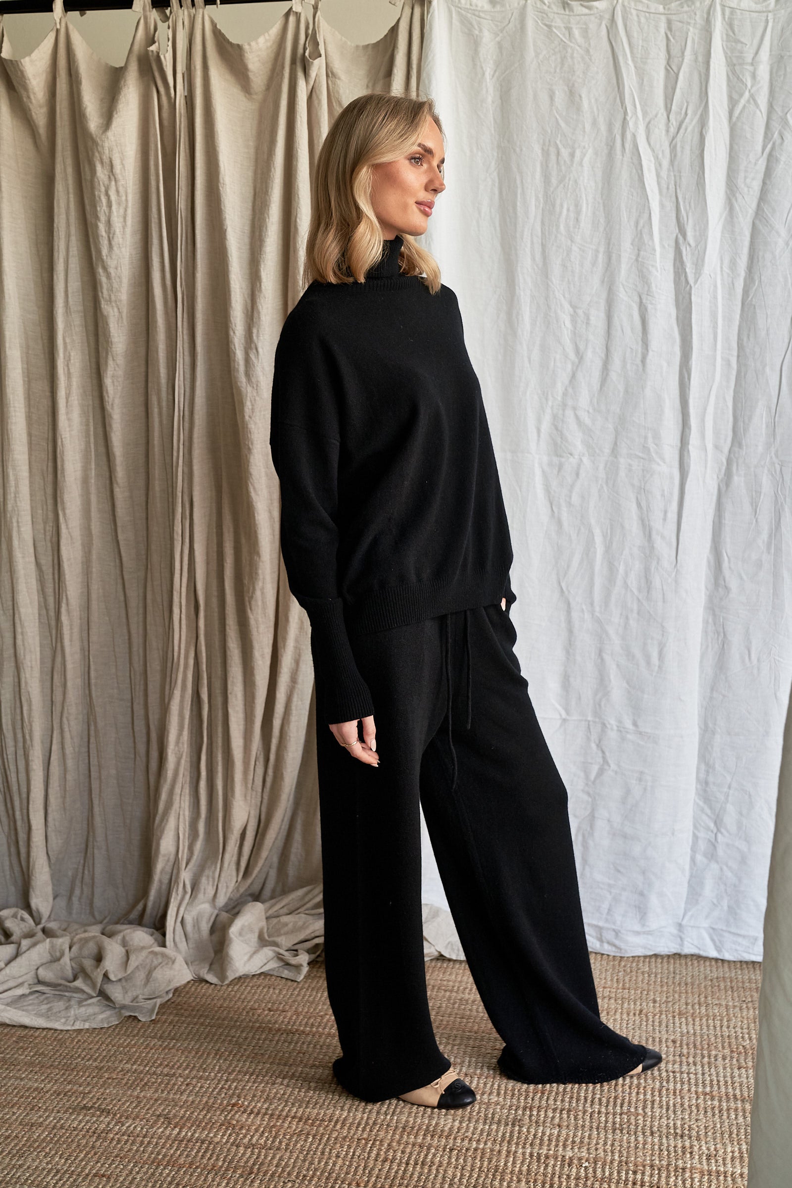 Black Oversized Cashmere Sweater – Women’s High Neck Knit | 100% Pure Cashmere

Experience timeless sophistication with our oversized black cashmere sweater, crafted from 100% ethically sourced pure cashmere. This women’s high neck sweater features an elegant oversized fit, dropped shoulders, and ribbed detailing for a chic yet cozy silhouette.

A true classic in deep black, this luxurious knit pairs effortlessly with anything in your wardrobe — from denim to silk. Perfect for layering or wearing solo