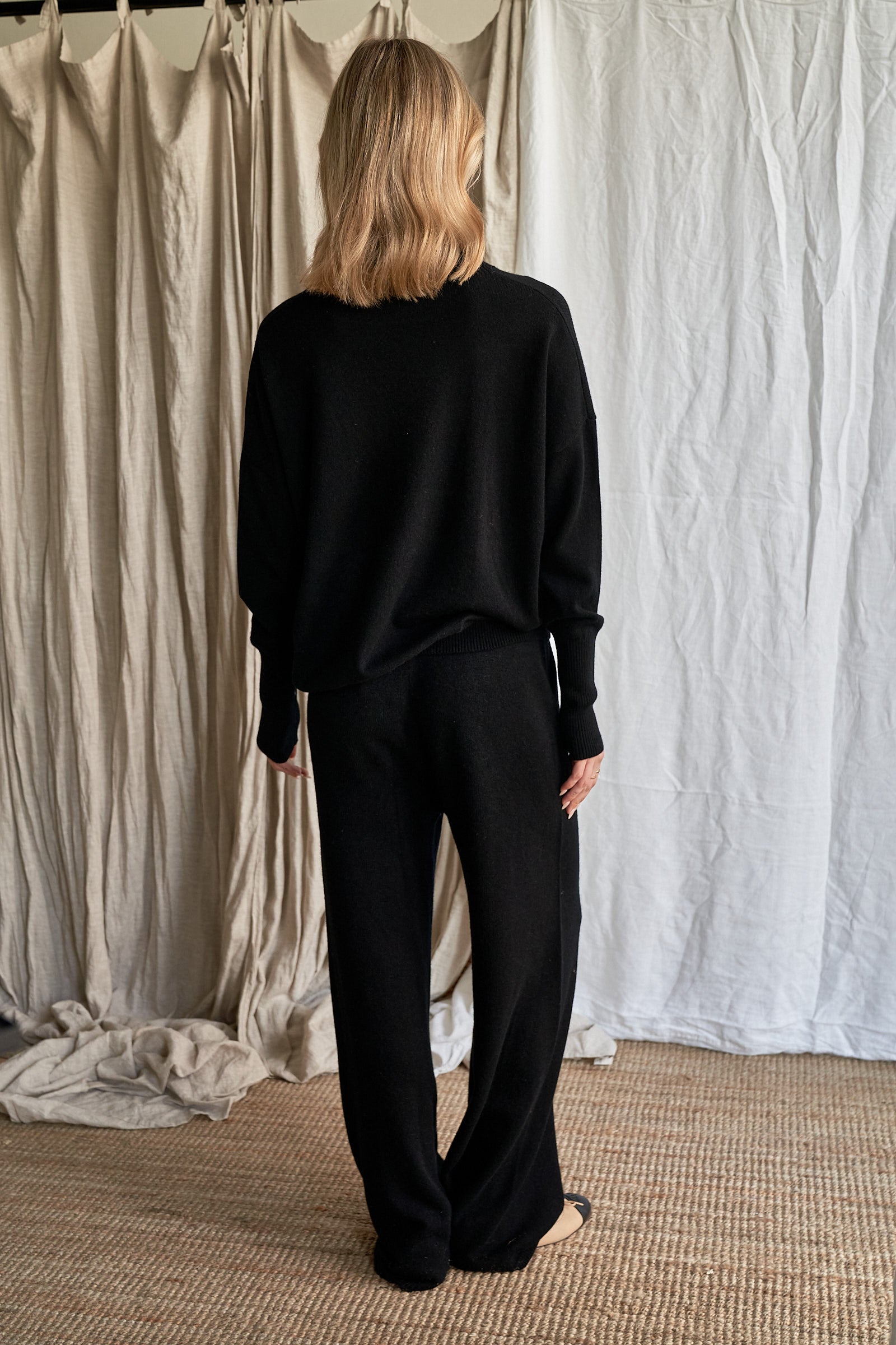 Black Oversized Cashmere Sweater – Women’s High Neck Knit | 100% Pure Cashmere

Experience timeless sophistication with our oversized black cashmere sweater, crafted from 100% ethically sourced pure cashmere. This women’s high neck sweater features an elegant oversized fit, dropped shoulders, and ribbed detailing for a chic yet cozy silhouette.

A true classic in deep black, this luxurious knit pairs effortlessly with anything in your wardrobe — from denim to silk. Perfect for layering or wearing solo