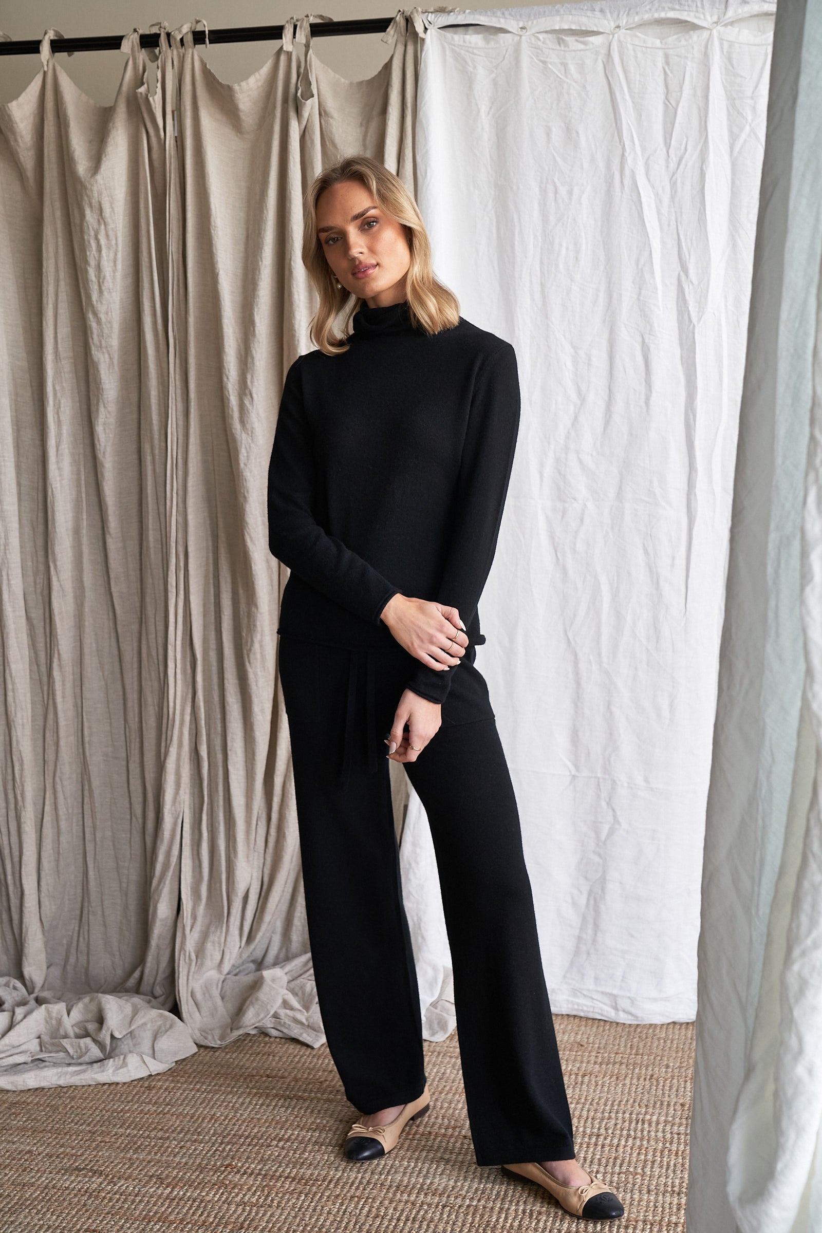 Elevate your everyday wardrobe with our black straight-leg cashmere pants, featuring visible front patch pockets and a tailored yet relaxed silhouette. Made from 100% ethically sourced pure cashmere, these women’s knit trousers offer lightweight structure, softness, and timeless appeal.

The clean, straight-leg shape and minimal detailing make these pants ideal for work, travel, or casual layering — a modern wardrobe staple in a classic black tone.