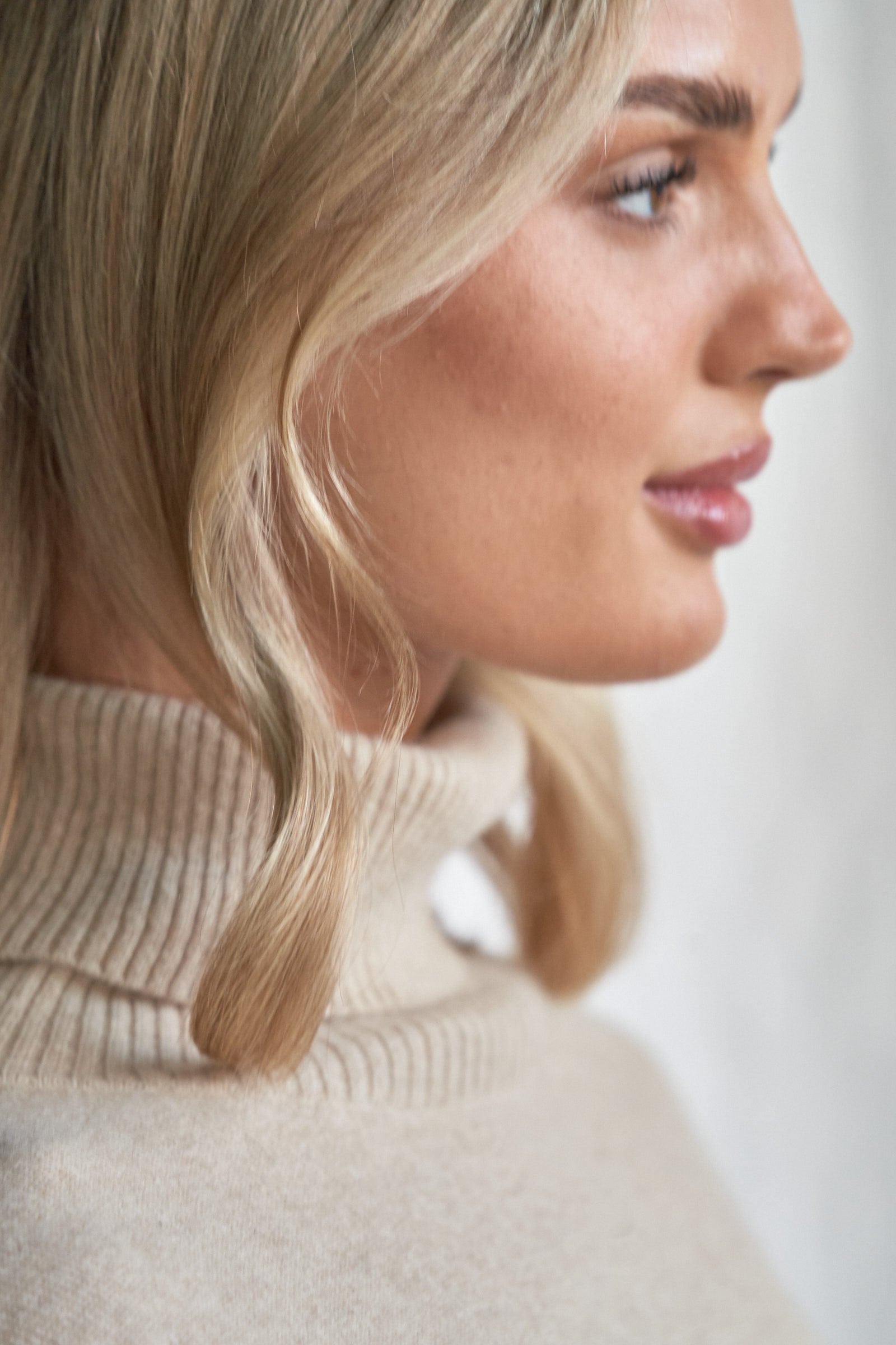 Indulge in the soft luxury of our oversized oatmeal cashmere sweater, designed with a high neckline and relaxed fit for all-day comfort. Made from 100% pure, ethically sourced cashmere, this roomy women’s knit features wide sleeves, drop shoulders, and a soft neutral hue that complements every wardrobe.

Perfect for layering or lounging, this high neck oversized sweater is a modern essential for effortless cold-weather dressing. Soft, breathable, and naturally insulating — it’s winter comfort with elevated 