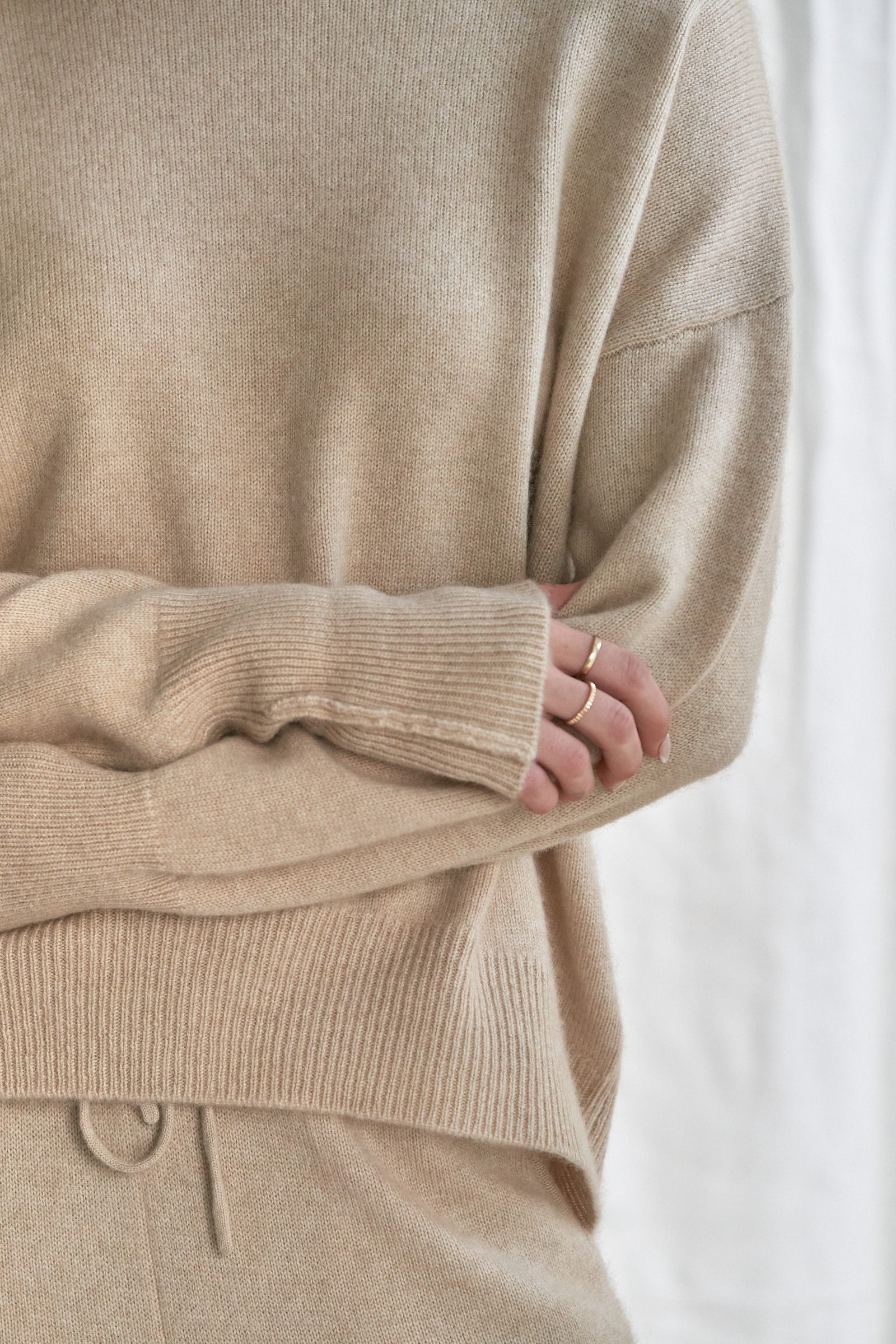 Oatmeal Cashmere Sweater with Rolled Edges – Women’s Relaxed Fit | 100% Pure Cashmere

Add quiet elegance to your wardrobe with our oatmeal cashmere sweater, crafted from 100% pure, ethically sourced cashmere and finished with soft rolled edges for a naturally relaxed look. This women’s cashmere knit features a slightly boxy silhouette, a cozy feel, and a versatile neutral tone that styles effortlessly from season to season.

Lightweight yet insulating, this timeless sweater is perfect for layering or weari