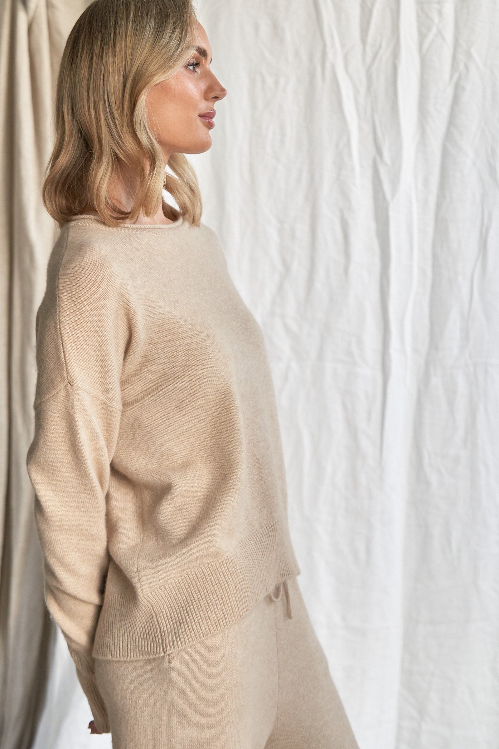 Oatmeal Cashmere Sweater with Rolled Edges – Women’s Relaxed Fit | 100% Pure Cashmere

Add quiet elegance to your wardrobe with our oatmeal cashmere sweater, crafted from 100% pure, ethically sourced cashmere and finished with soft rolled edges for a naturally relaxed look. This women’s cashmere knit features a slightly boxy silhouette, a cozy feel, and a versatile neutral tone that styles effortlessly from season to season.

Lightweight yet insulating, this timeless sweater is perfect for layering or weari