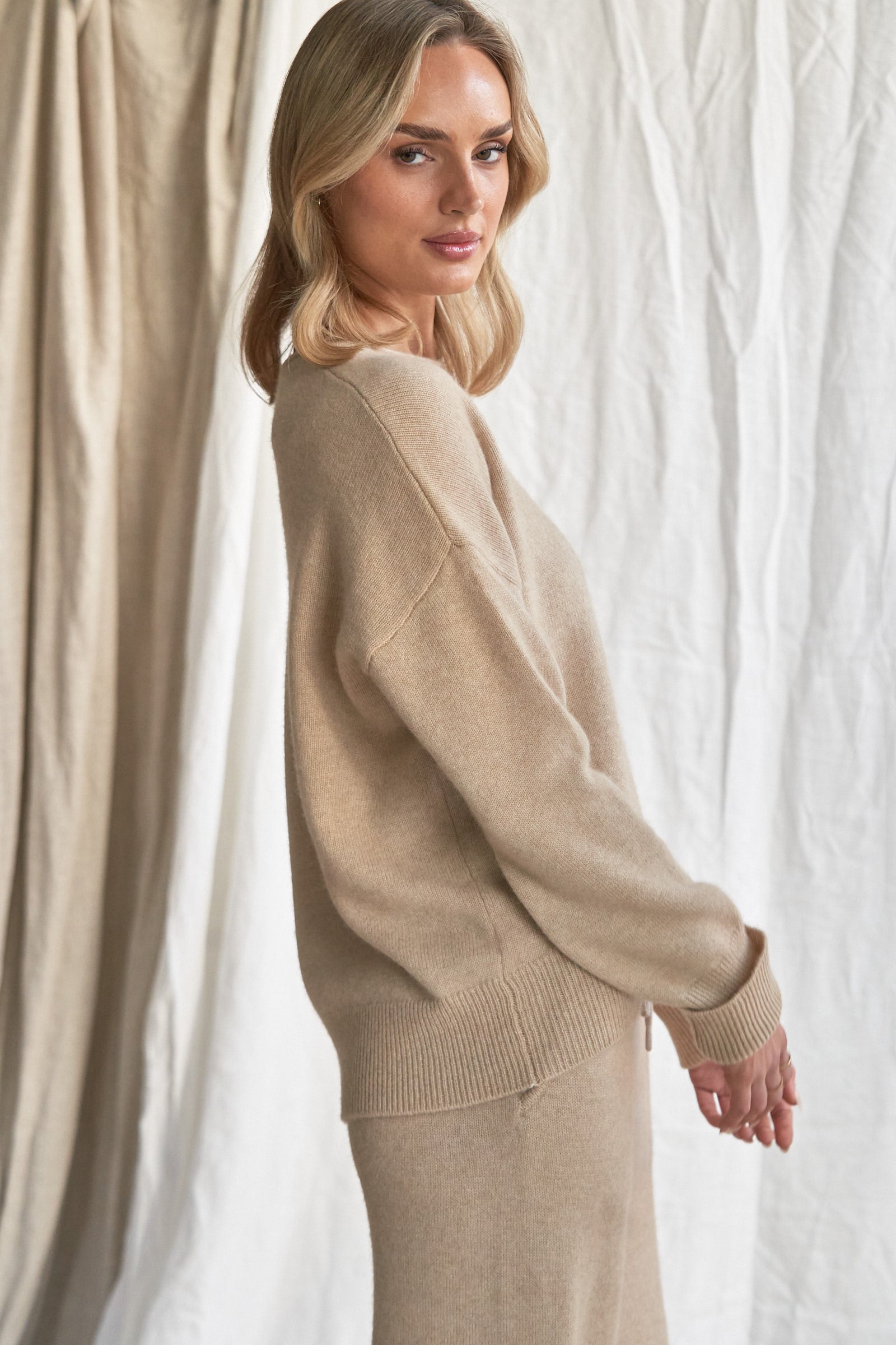 Oatmeal Cashmere Sweater with Rolled Edges – Women’s Relaxed Fit | 100% Pure Cashmere

Add quiet elegance to your wardrobe with our oatmeal cashmere sweater, crafted from 100% pure, ethically sourced cashmere and finished with soft rolled edges for a naturally relaxed look. This women’s cashmere knit features a slightly boxy silhouette, a cozy feel, and a versatile neutral tone that styles effortlessly from season to season.

Lightweight yet insulating, this timeless sweater is perfect for layering or weari