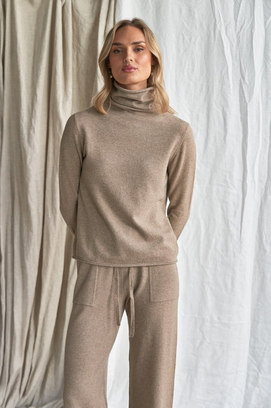 The Simone Cashmere Pants pockets – Mushroom